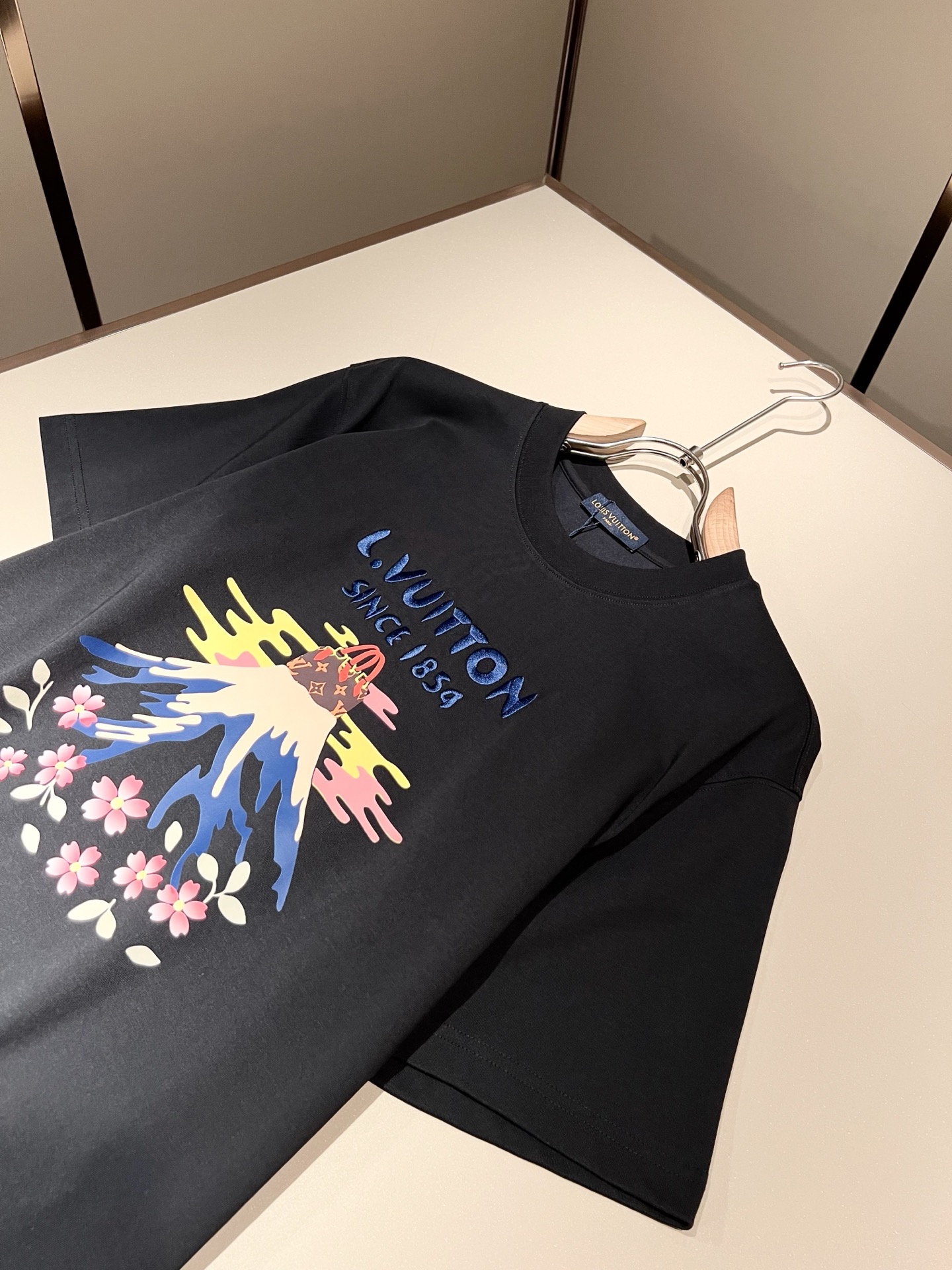 LouisVuitt*路易*登 2026春夏全新系列单品上线，非常时髦前卫的一款男女同款短袖T恤，标识l