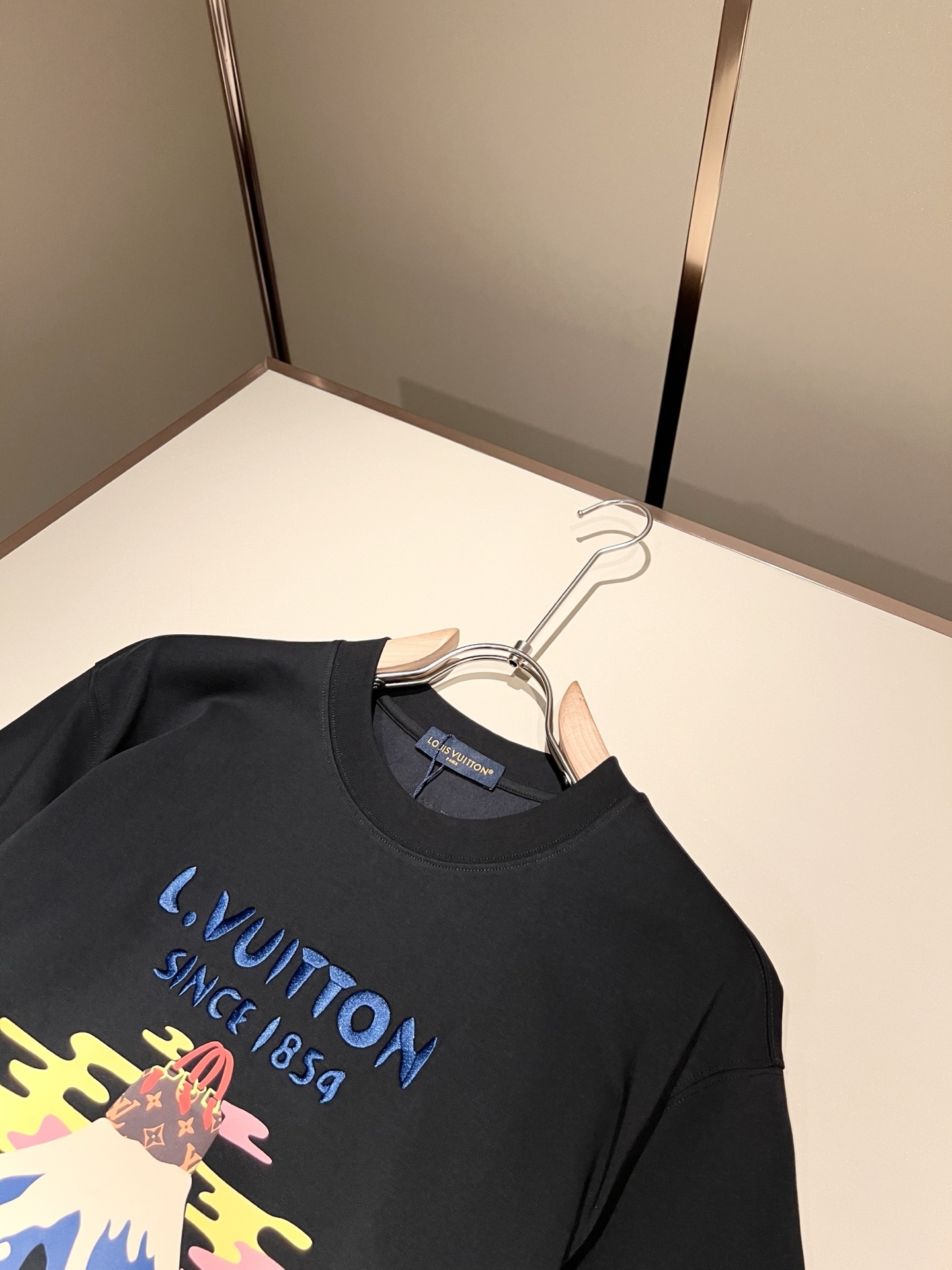 LouisVuitt*路易*登 2026春夏全新系列单品上线，非常时髦前卫的一款男女同款短袖T恤，标识l