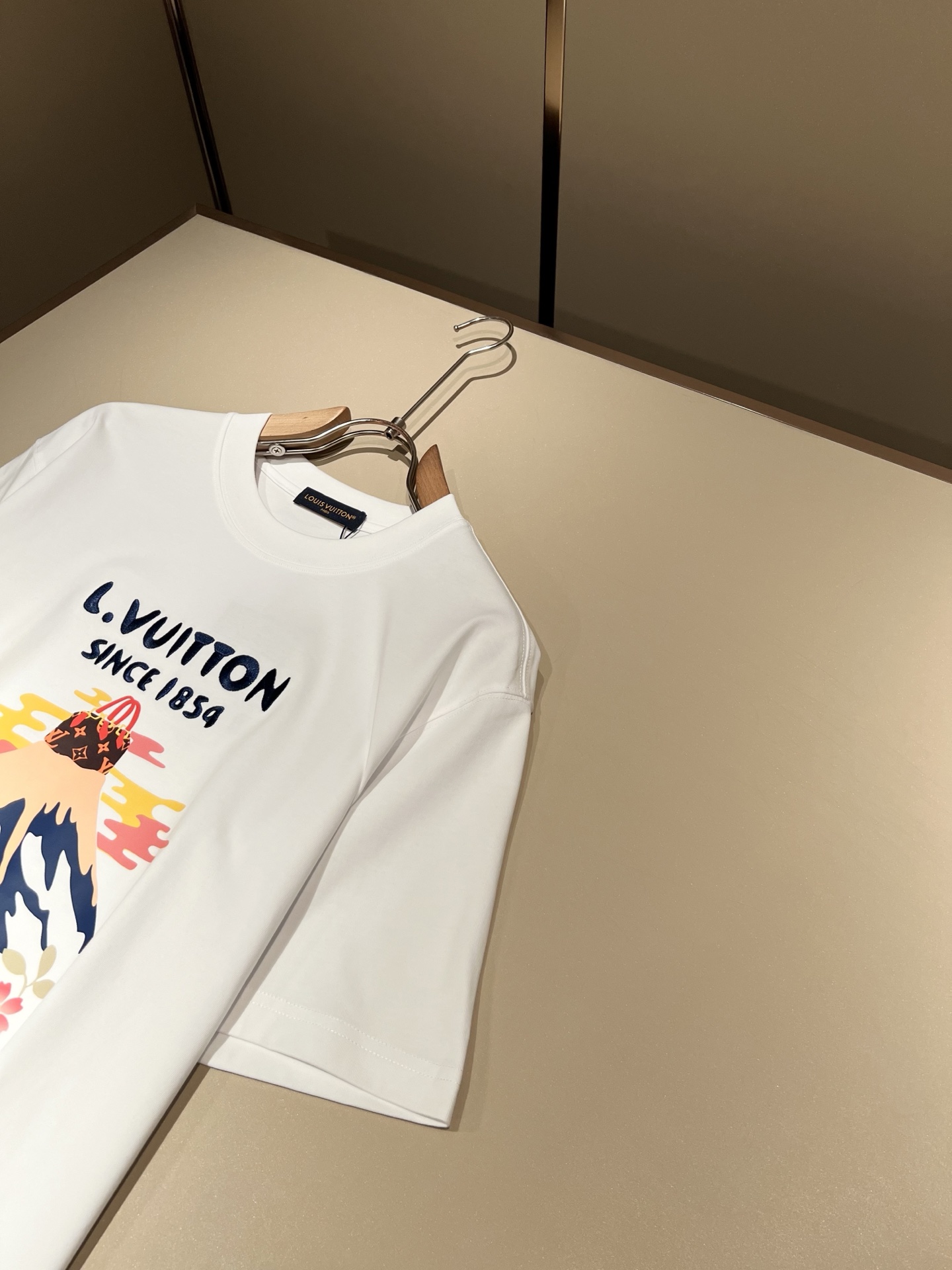 LouisVuitt*路易*登 2026春夏全新系列单品上线，非常时髦前卫的一款男女同款短袖T恤，标识l