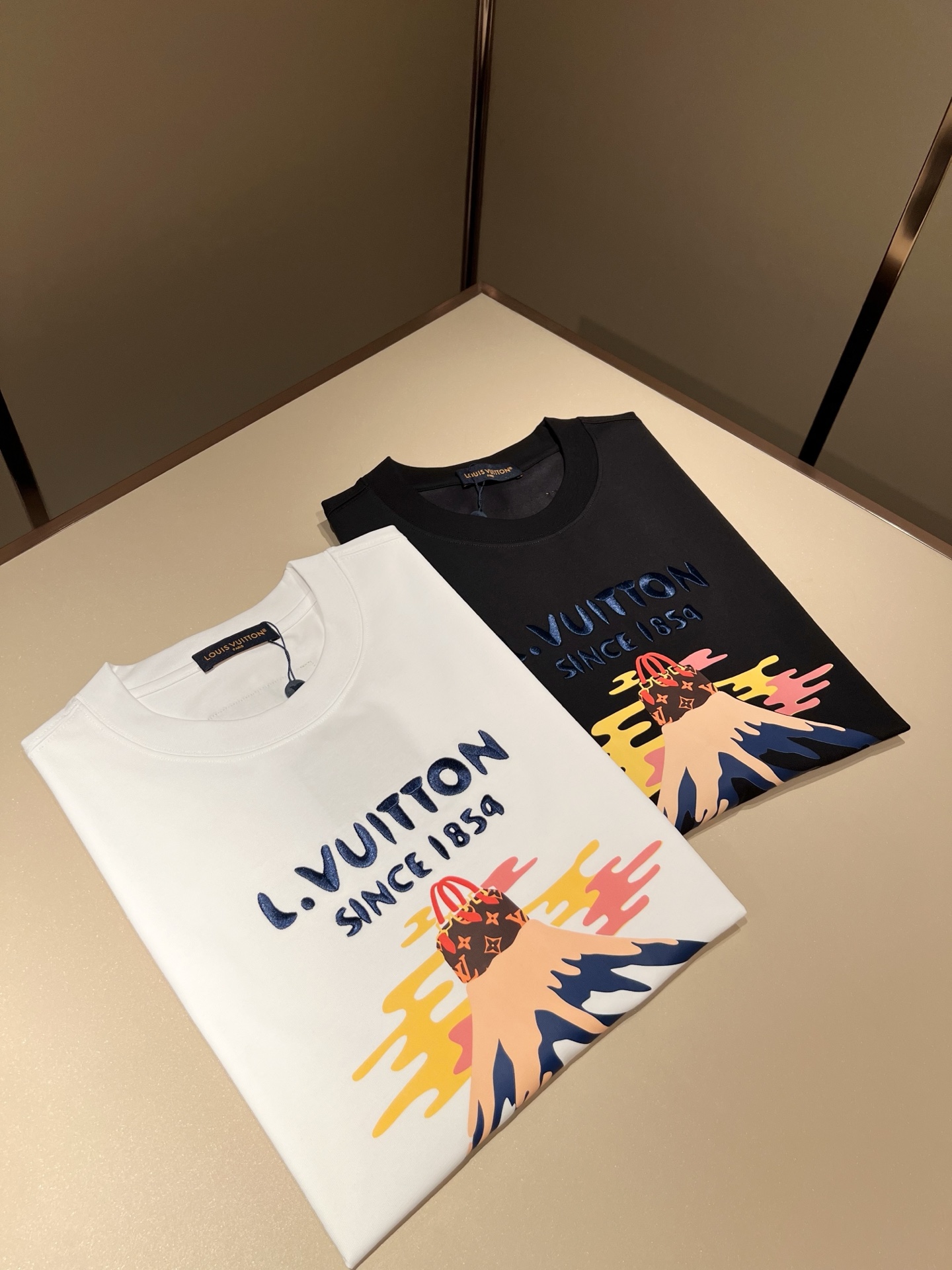 LouisVuitt*路易*登 2026春夏全新系列单品上线，非常时髦前卫的一款男女同款短袖T恤，标识l