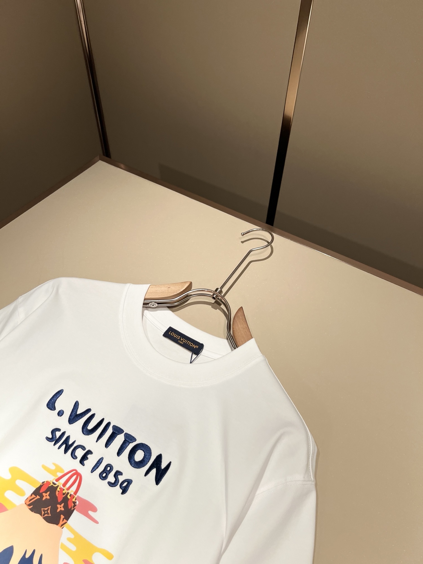 LouisVuitt*路易*登 2026春夏全新系列单品上线，非常时髦前卫的一款男女同款短袖T恤，标识l