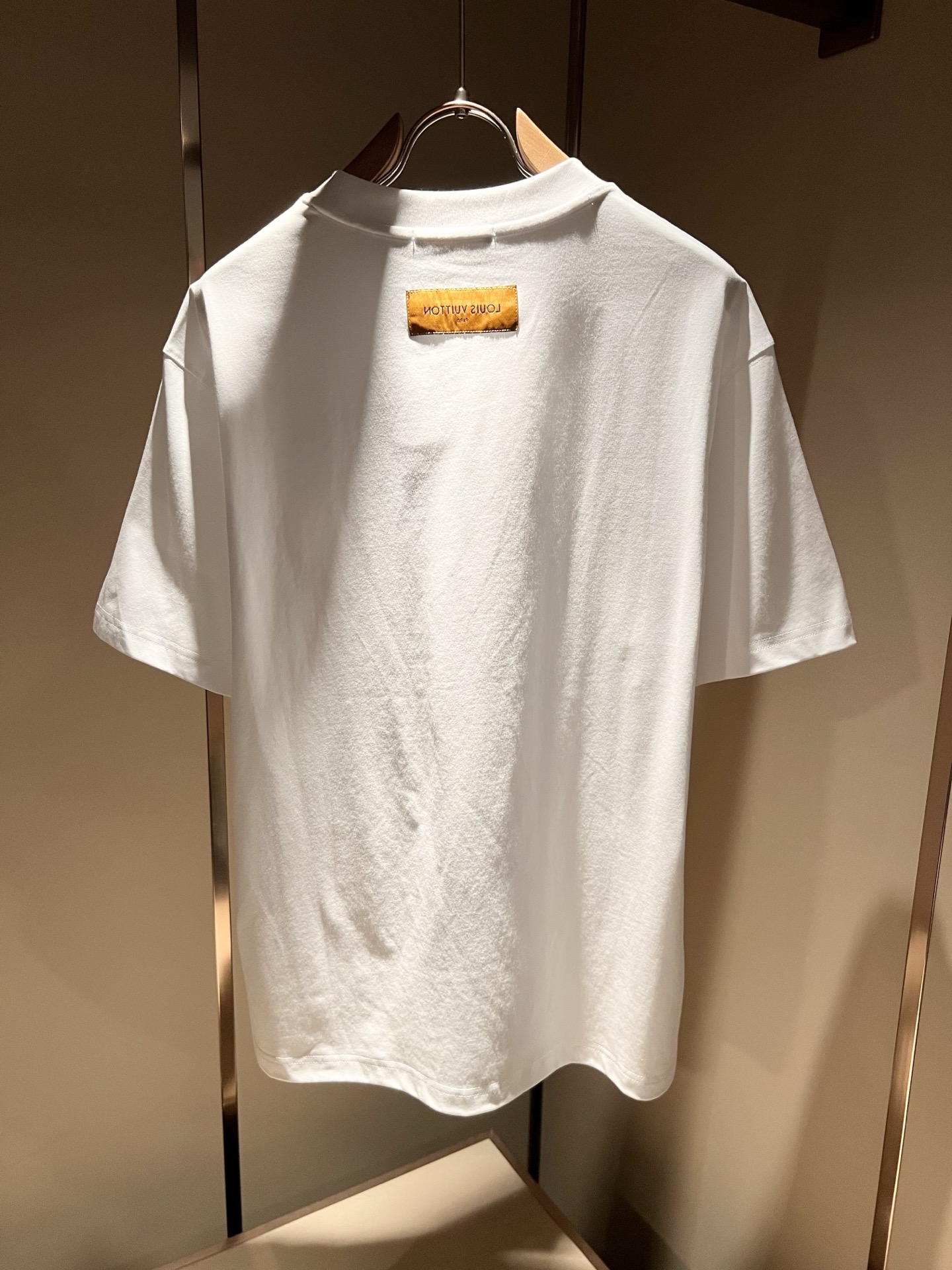 LouisVuitt*路易*登 2026春夏全新系列单品上线，非常时髦前卫的一款男女同款短袖T恤，标识l