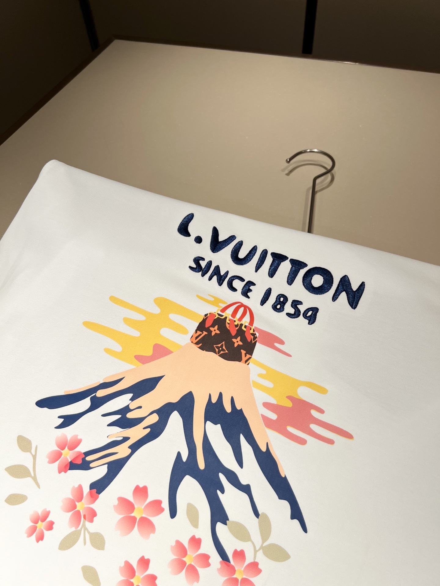 LouisVuitt*路易*登 2026春夏全新系列单品上线，非常时髦前卫的一款男女同款短袖T恤，标识l