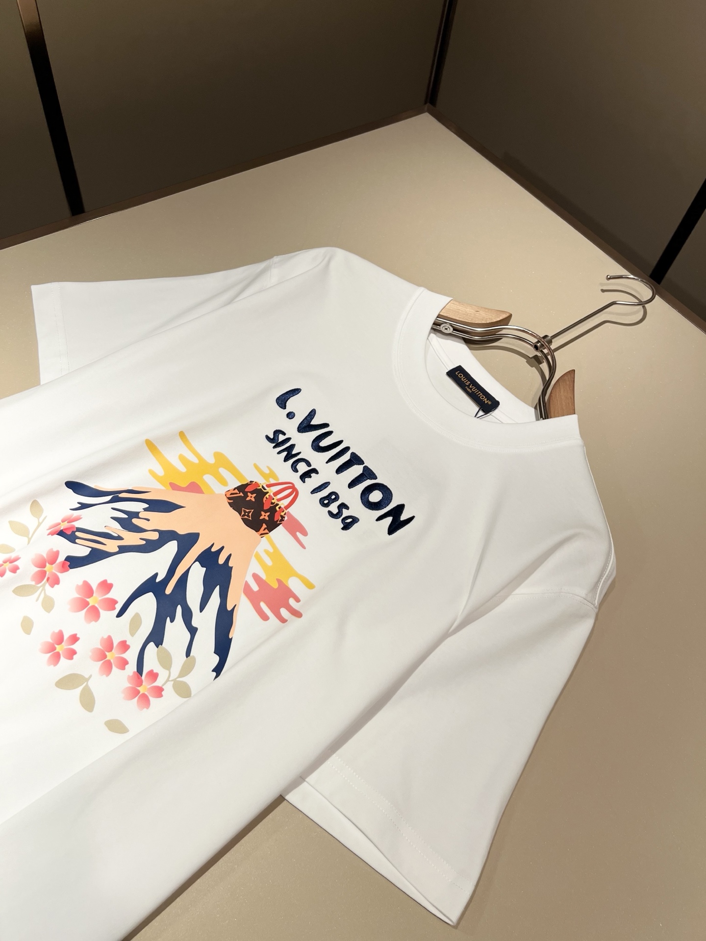 LouisVuitt*路易*登 2026春夏全新系列单品上线，非常时髦前卫的一款男女同款短袖T恤，标识l