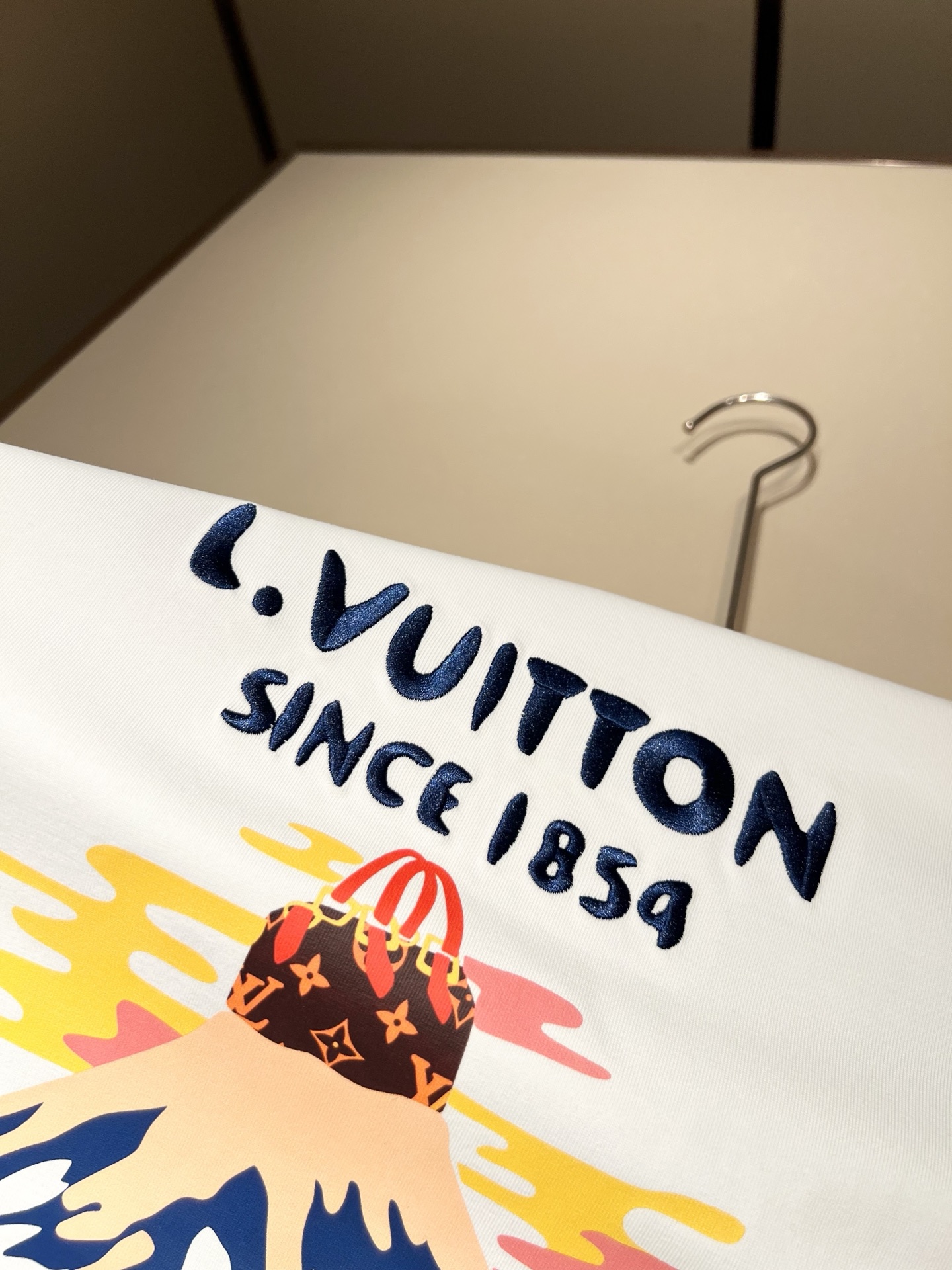 LouisVuitt*路易*登 2026春夏全新系列单品上线，非常时髦前卫的一款男女同款短袖T恤，标识l