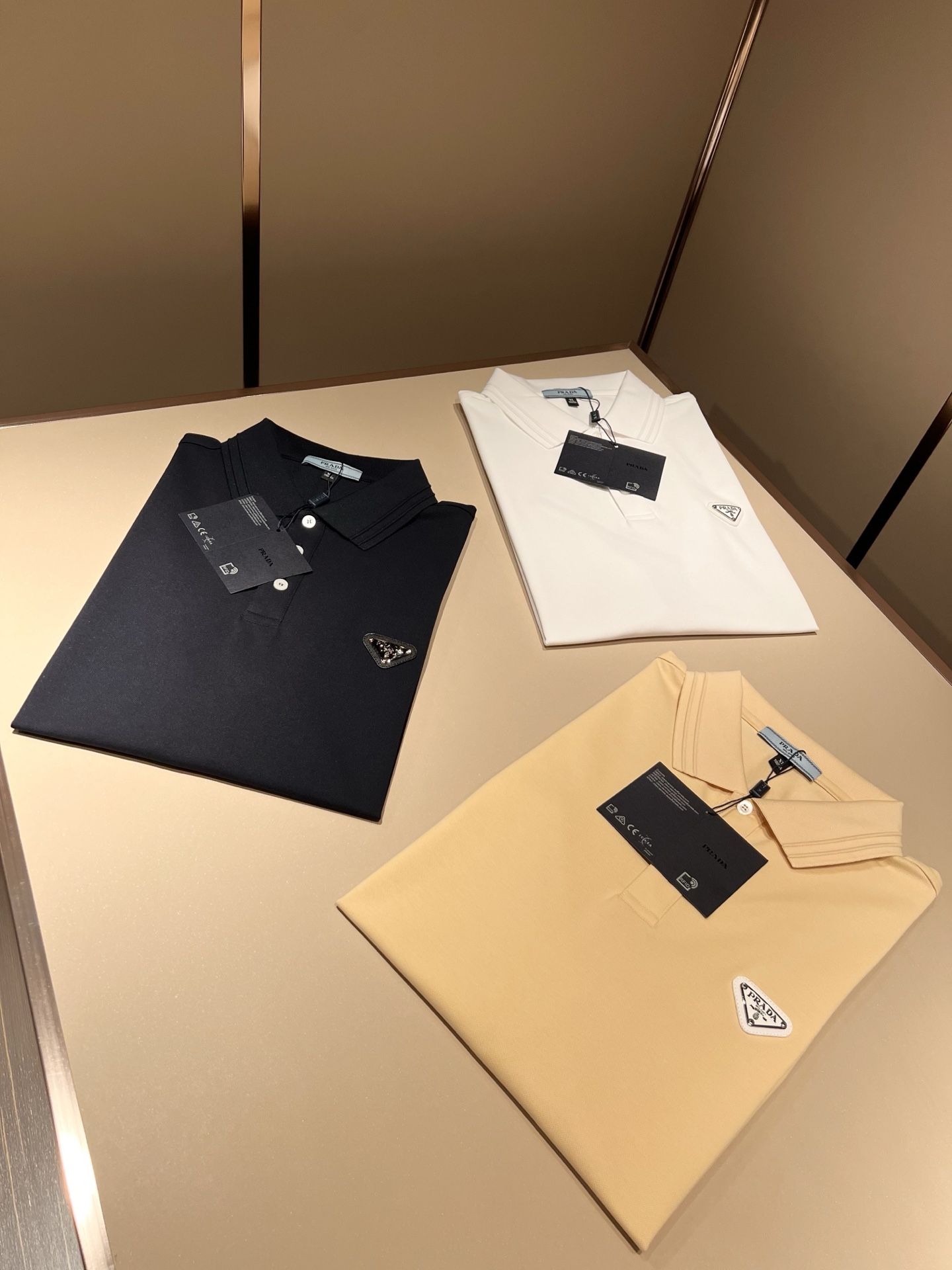 Prad*普*达 2026春夏季新款经典元素短袖Polo衫，经典大方的款式，可以穿十年都还是流行的那种，