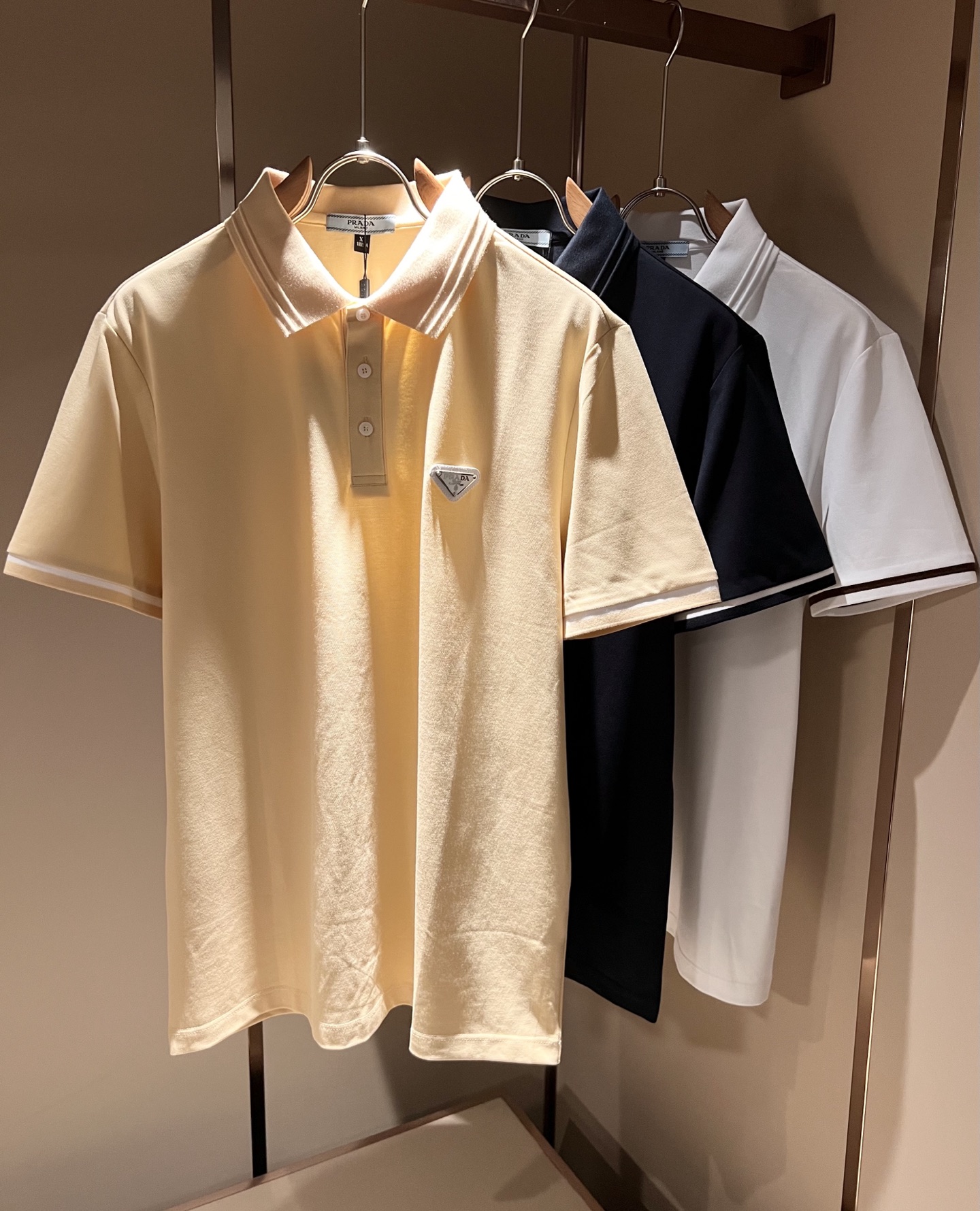 Prad*普*达 2026春夏季新款经典元素短袖Polo衫，经典大方的款式，可以穿十年都还是流行的那种，