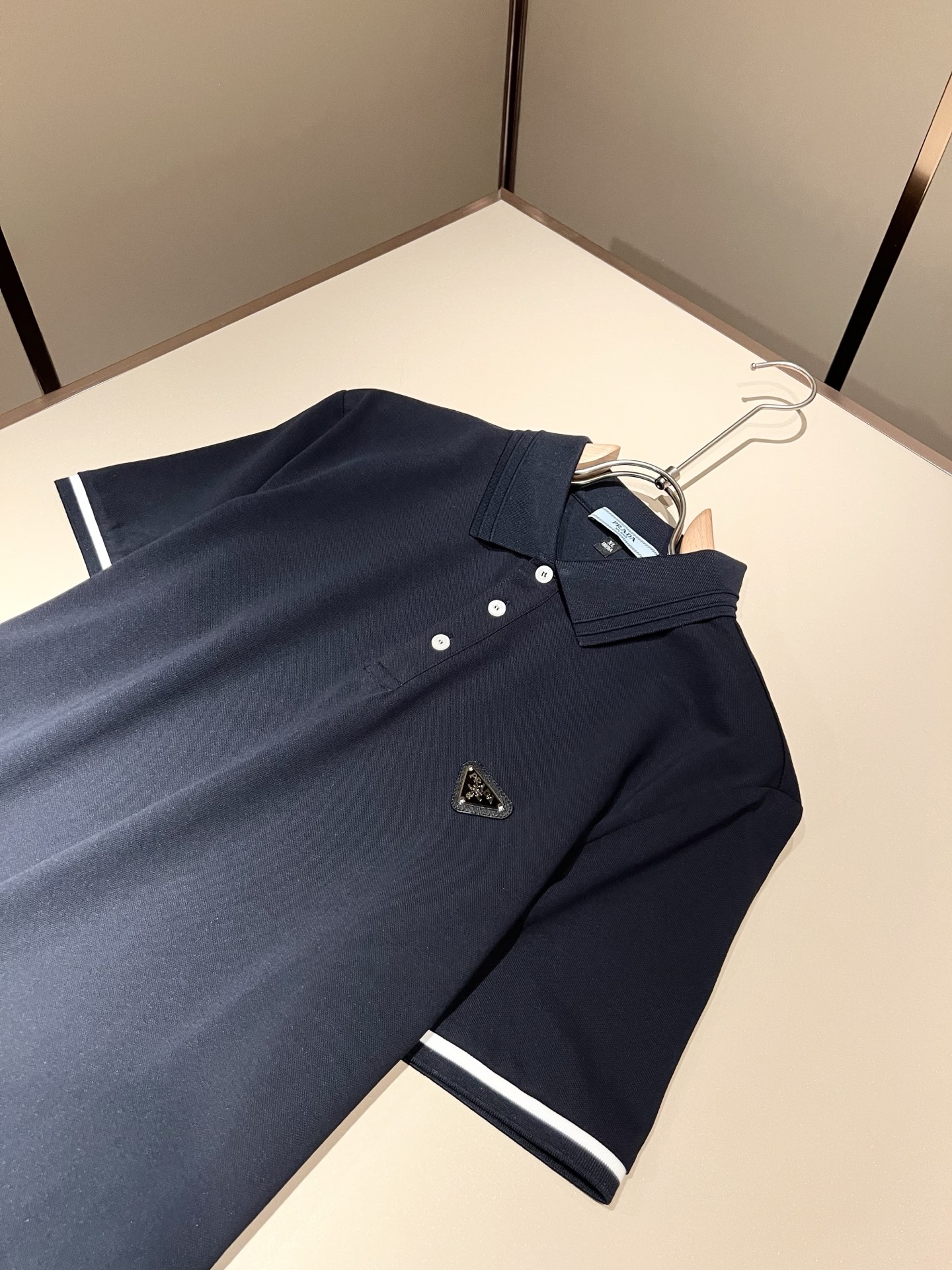 Prad*普*达 2026春夏季新款经典元素短袖Polo衫，经典大方的款式，可以穿十年都还是流行的那种，