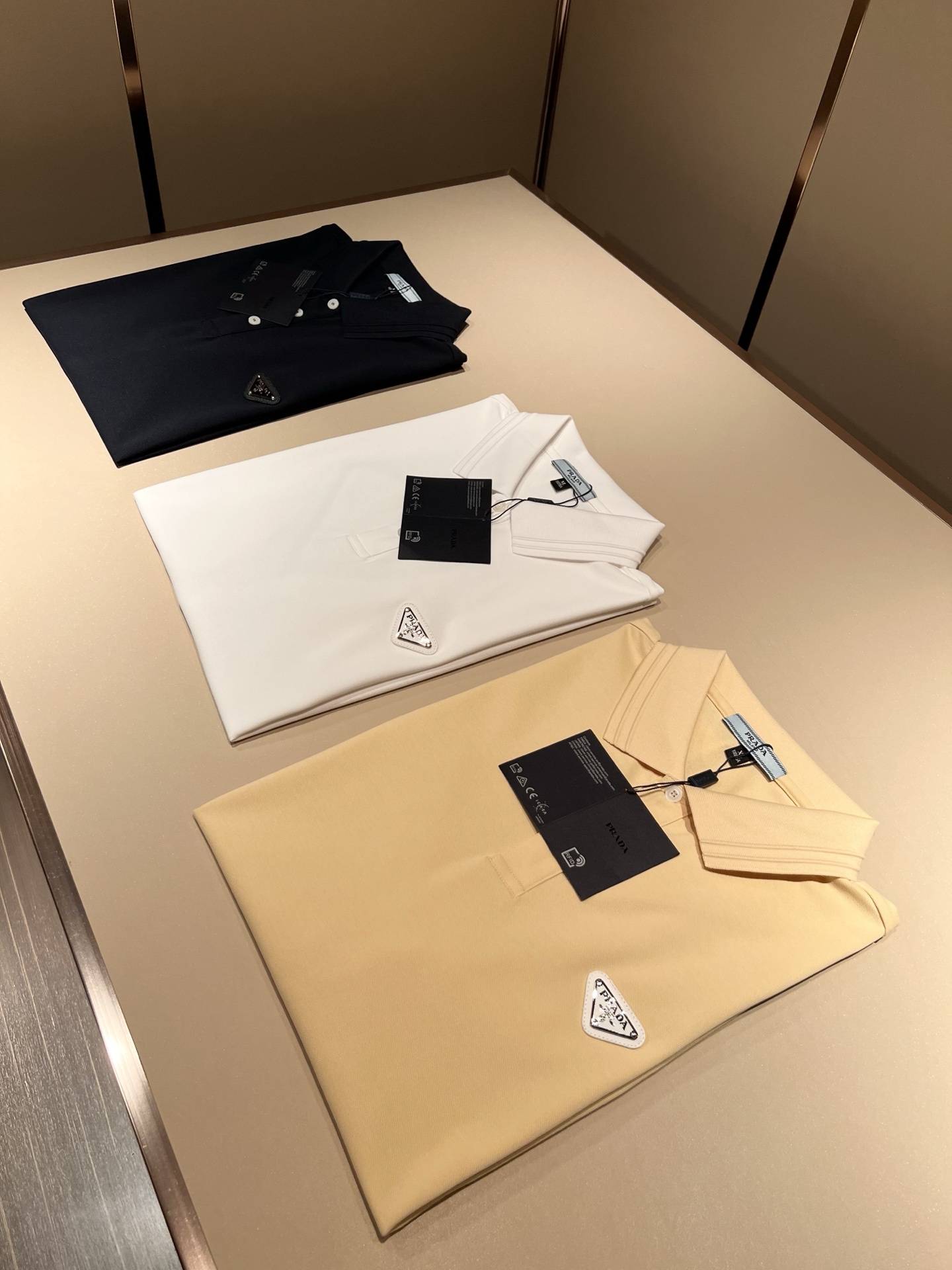 Prad*普*达 2026春夏季新款经典元素短袖Polo衫，经典大方的款式，可以穿十年都还是流行的那种，