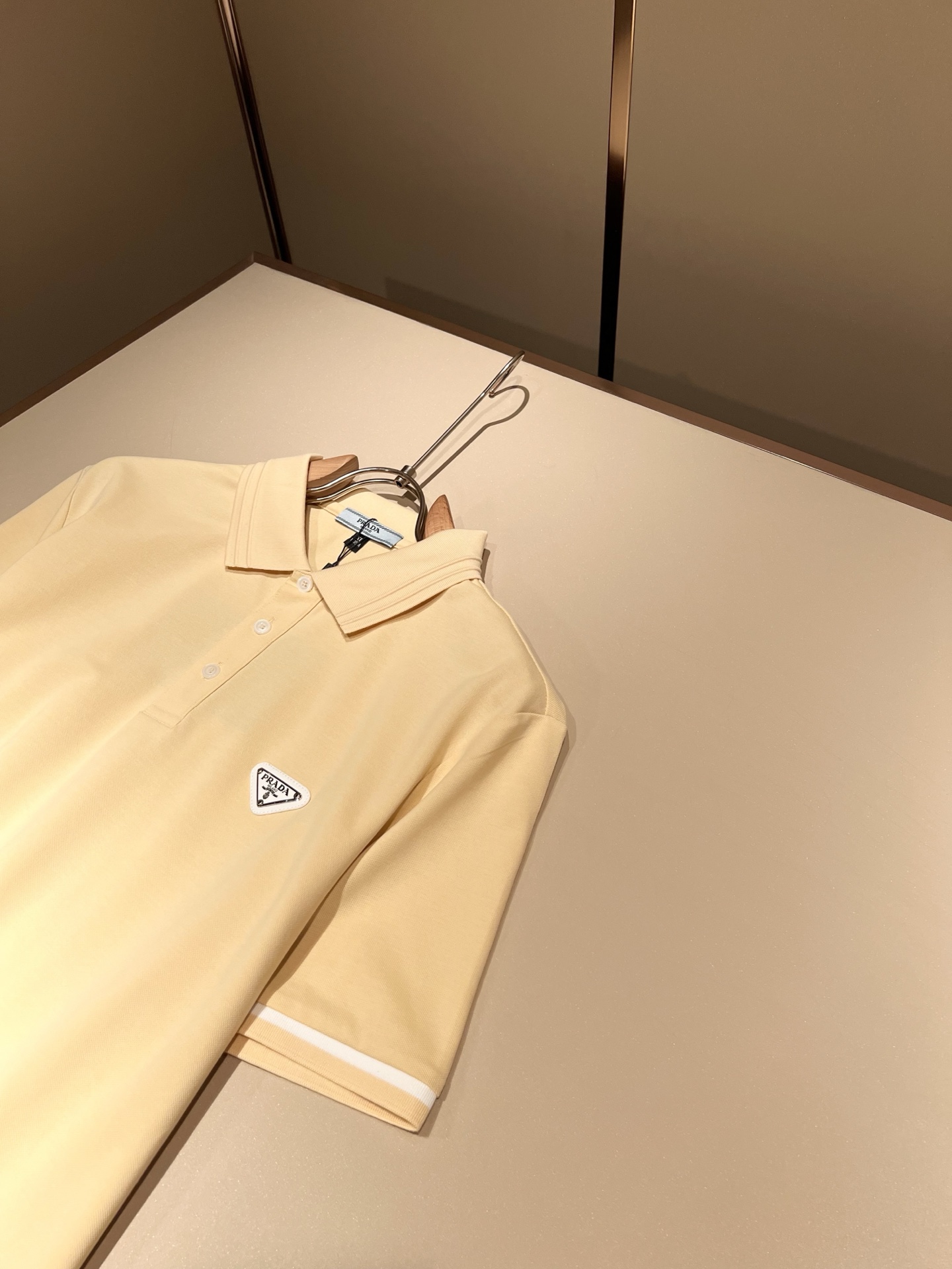 Prad*普*达 2026春夏季新款经典元素短袖Polo衫，经典大方的款式，可以穿十年都还是流行的那种，