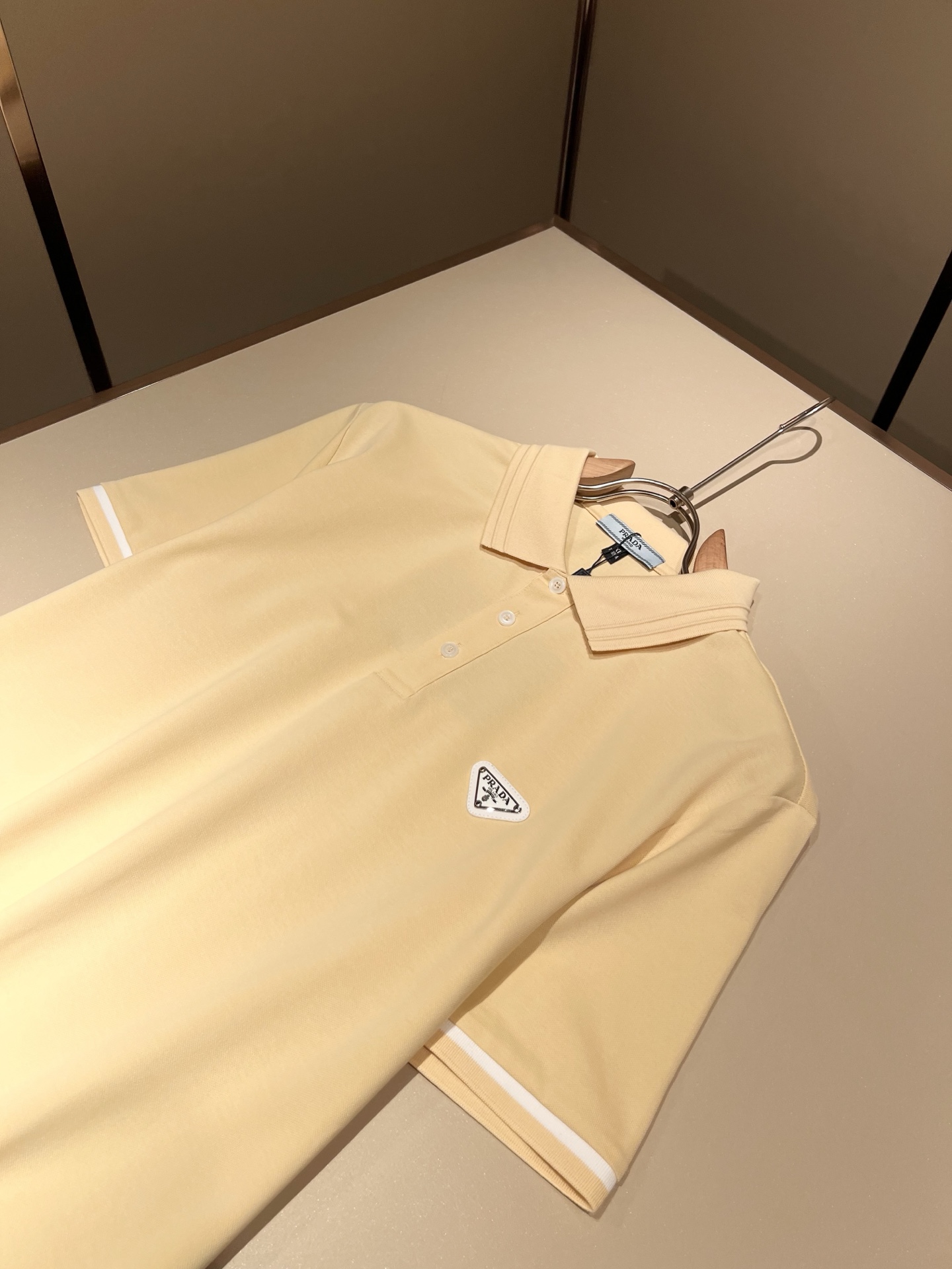 Prad*普*达 2026春夏季新款经典元素短袖Polo衫，经典大方的款式，可以穿十年都还是流行的那种，