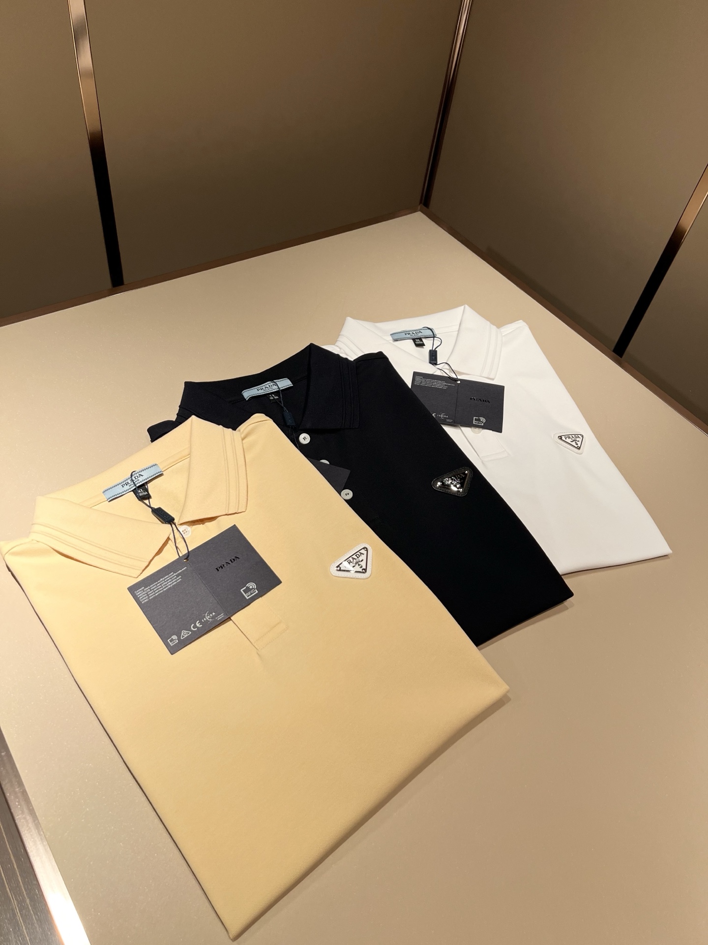 Prad*普*达 2026春夏季新款经典元素短袖Polo衫，经典大方的款式，可以穿十年都还是流行的那种，