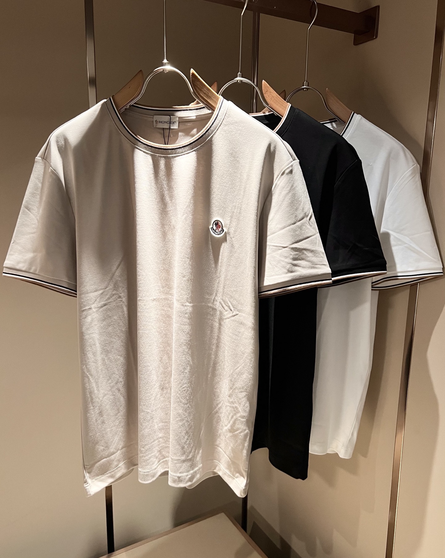 Moncler蒙家 2026春夏最新男女同款👫贸易订单短袖T恤，全品相！！网红款！采用logo图案徽章设