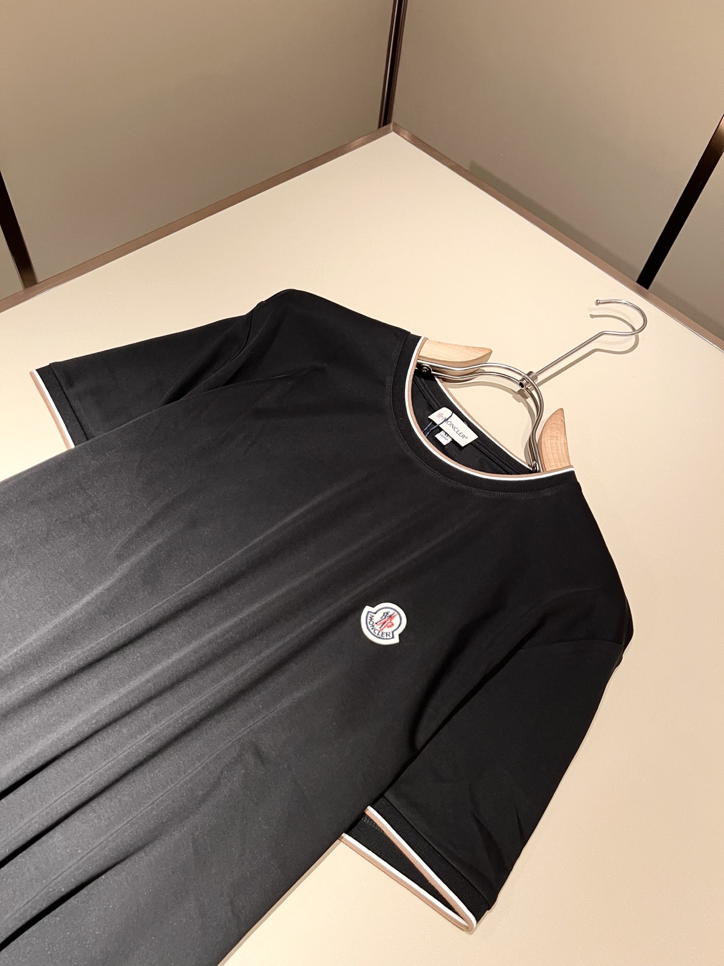 Moncler蒙家 2026春夏最新男女同款👫贸易订单短袖T恤，全品相！！网红款！采用logo图案徽章设