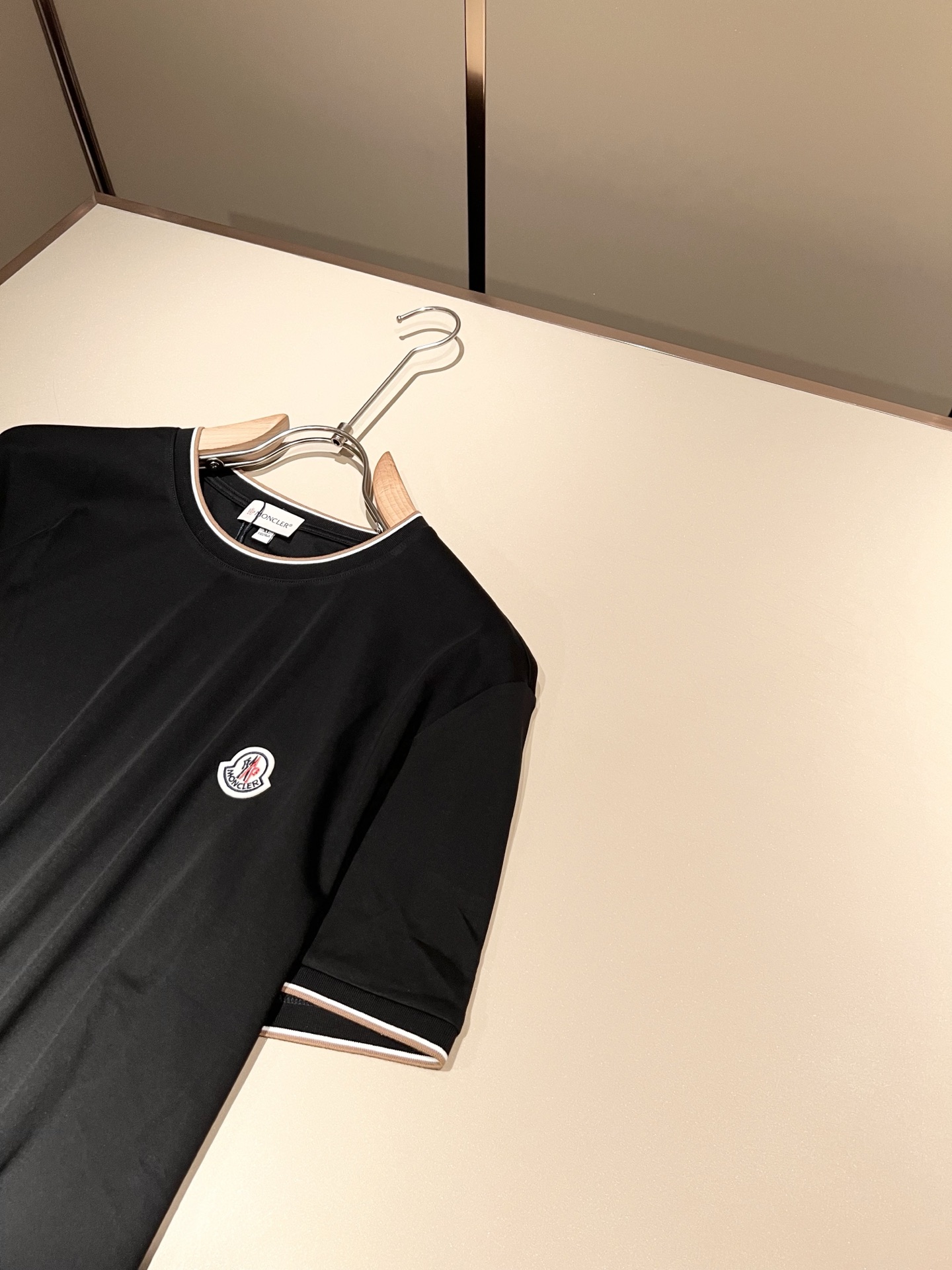 Moncler蒙家 2026春夏最新男女同款👫贸易订单短袖T恤，全品相！！网红款！采用logo图案徽章设