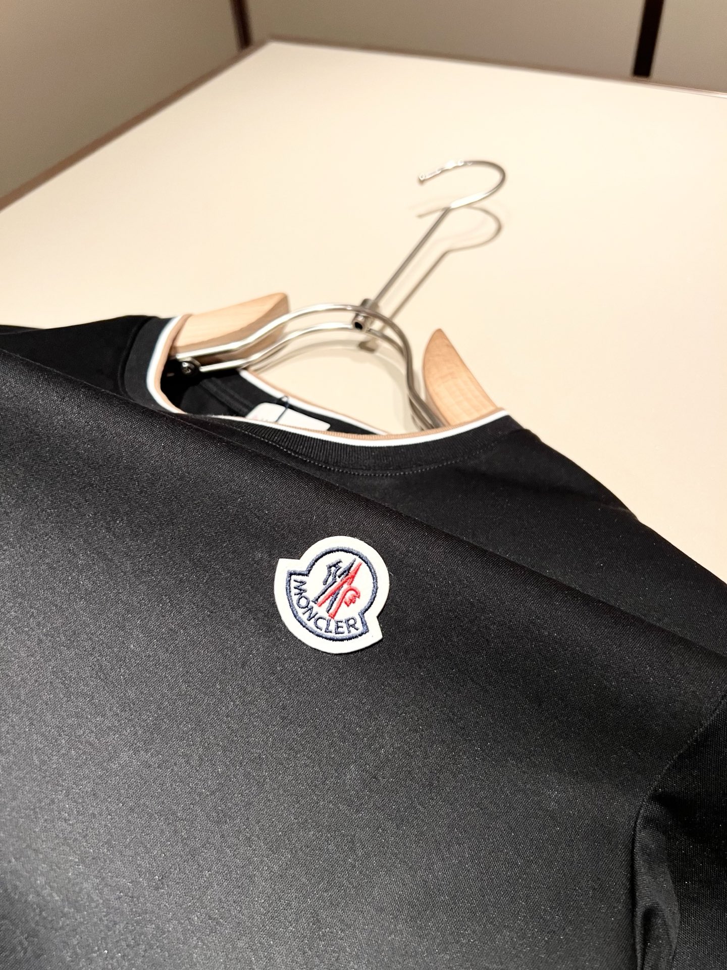 Moncler蒙家 2026春夏最新男女同款👫贸易订单短袖T恤，全品相！！网红款！采用logo图案徽章设