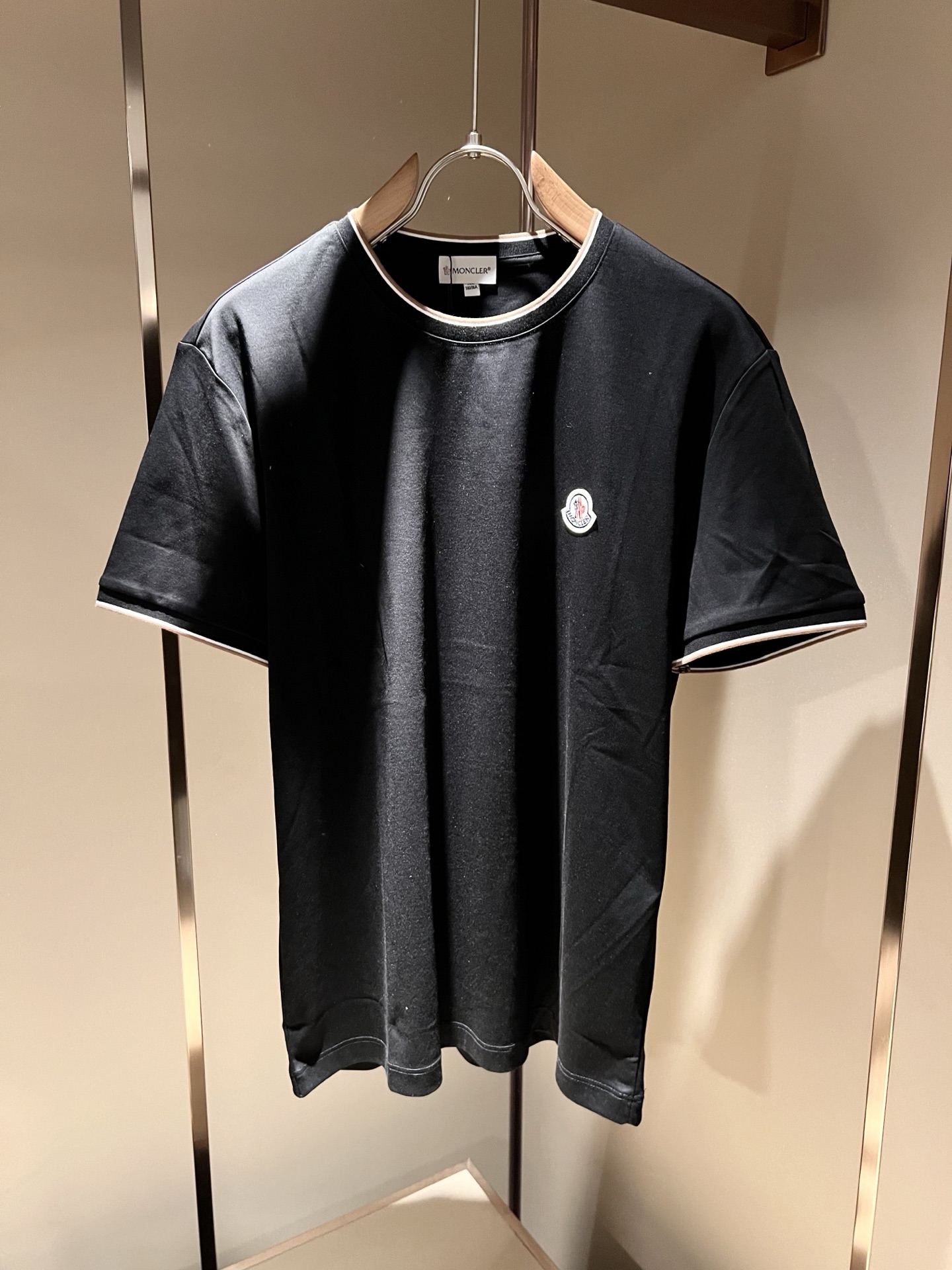 Moncler蒙家 2026春夏最新男女同款👫贸易订单短袖T恤，全品相！！网红款！采用logo图案徽章设