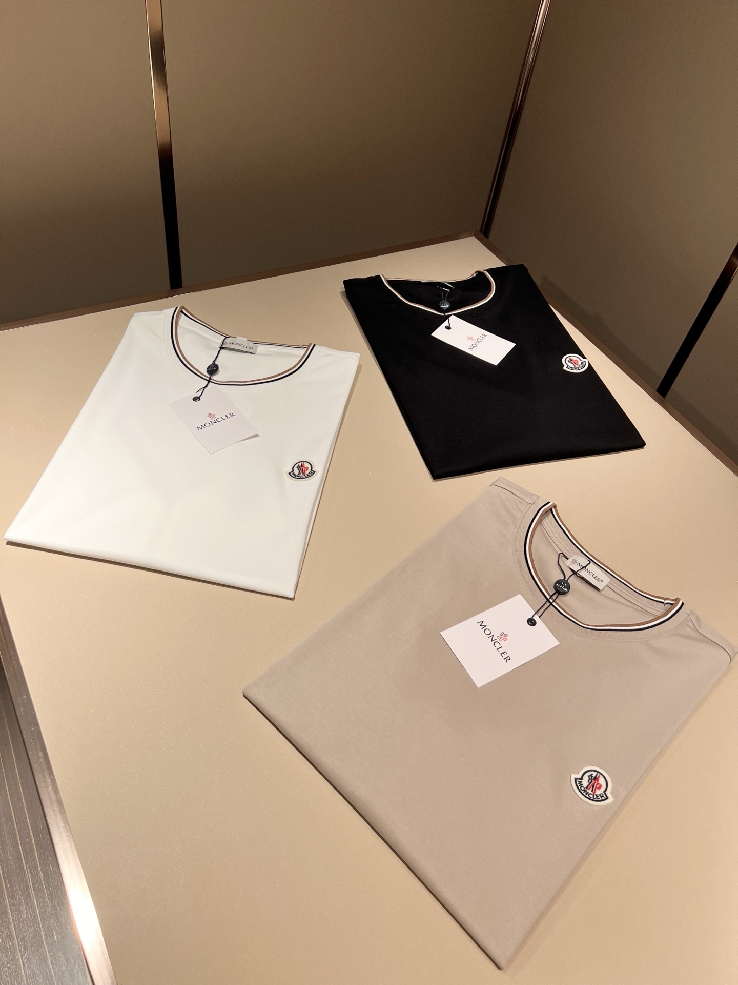 Moncler蒙家 2026春夏最新男女同款👫贸易订单短袖T恤，全品相！！网红款！采用logo图案徽章设