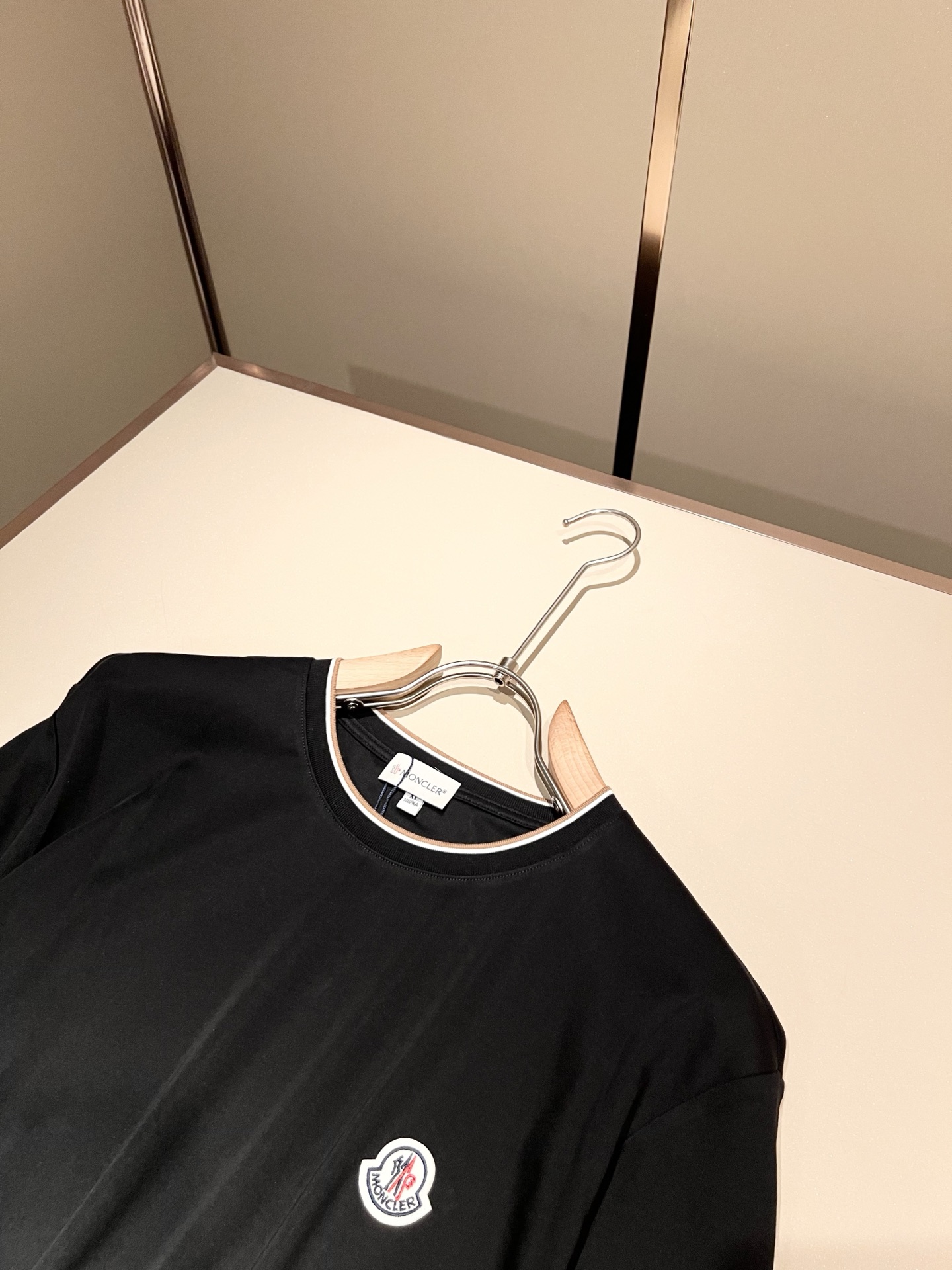 Moncler蒙家 2026春夏最新男女同款👫贸易订单短袖T恤，全品相！！网红款！采用logo图案徽章设