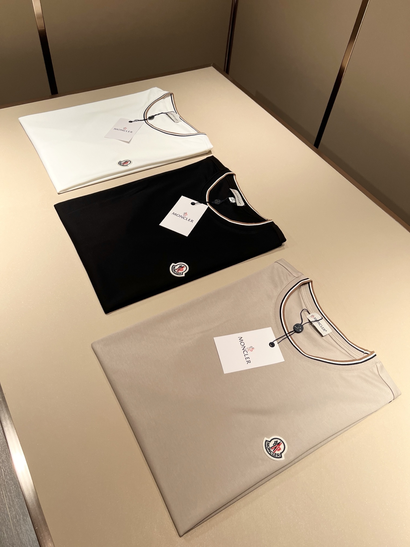 Moncler蒙家 2026春夏最新男女同款👫贸易订单短袖T恤，全品相！！网红款！采用logo图案徽章设