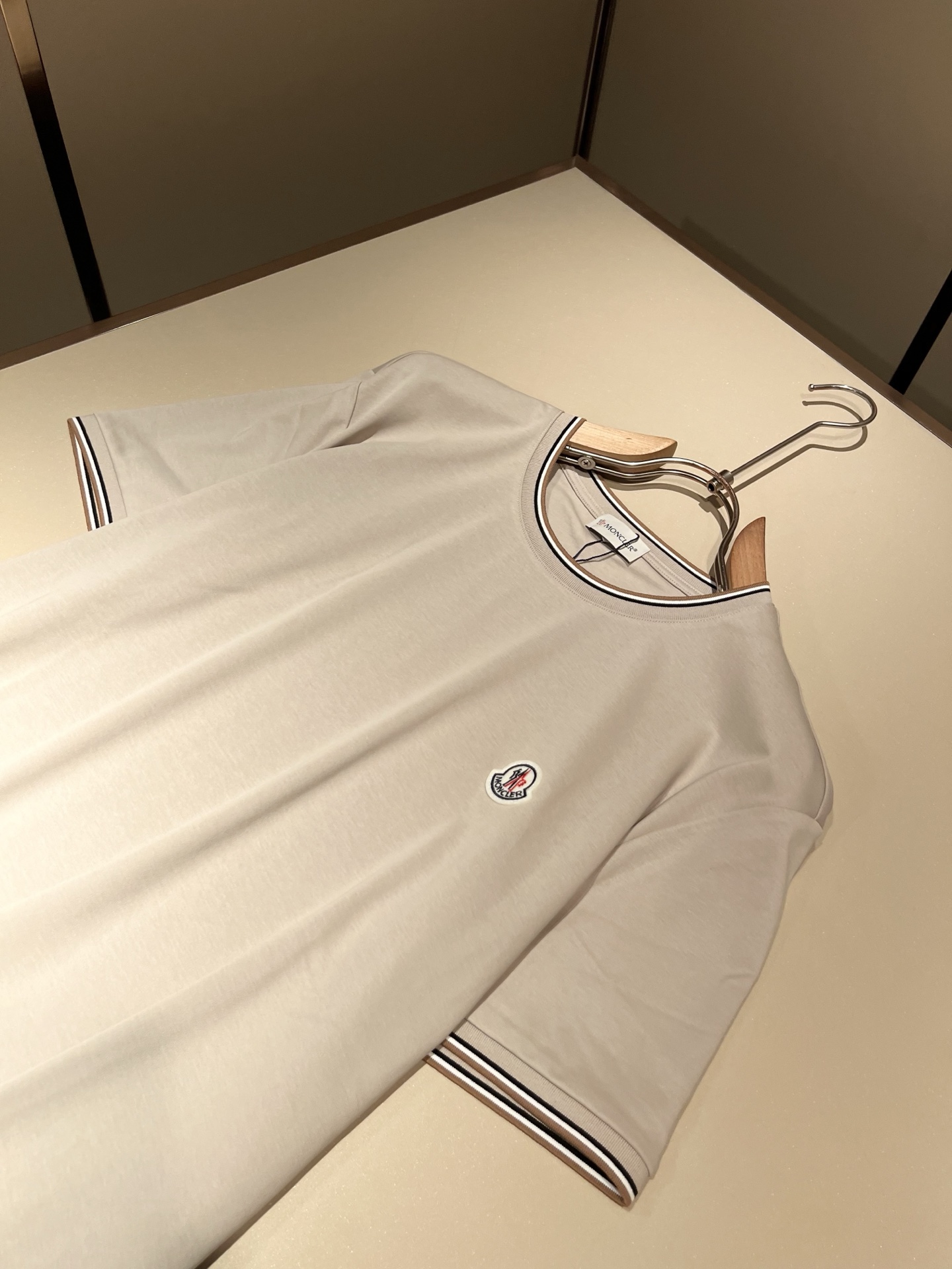 Moncler蒙家 2026春夏最新男女同款👫贸易订单短袖T恤，全品相！！网红款！采用logo图案徽章设