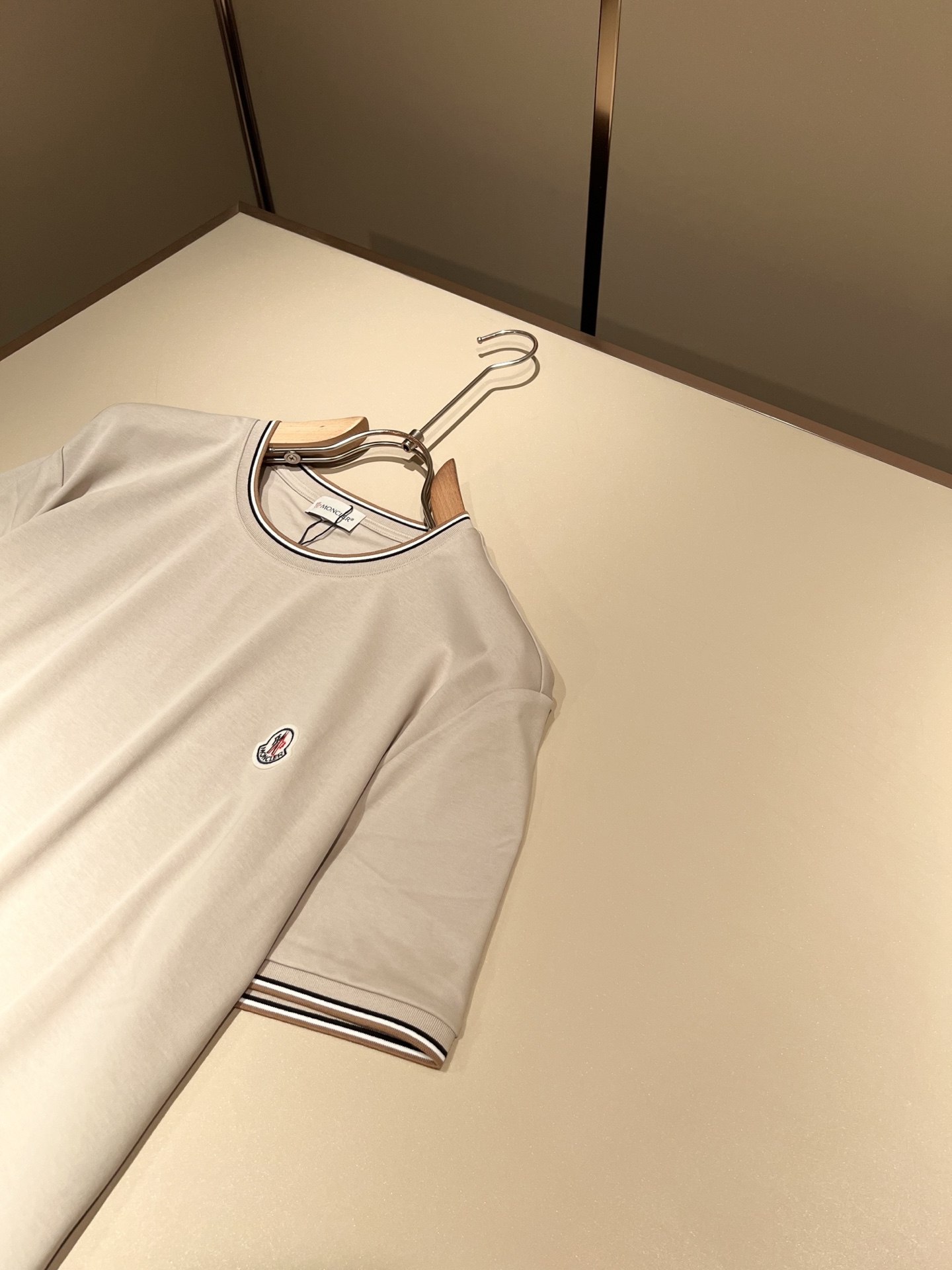 Moncler蒙家 2026春夏最新男女同款👫贸易订单短袖T恤，全品相！！网红款！采用logo图案徽章设