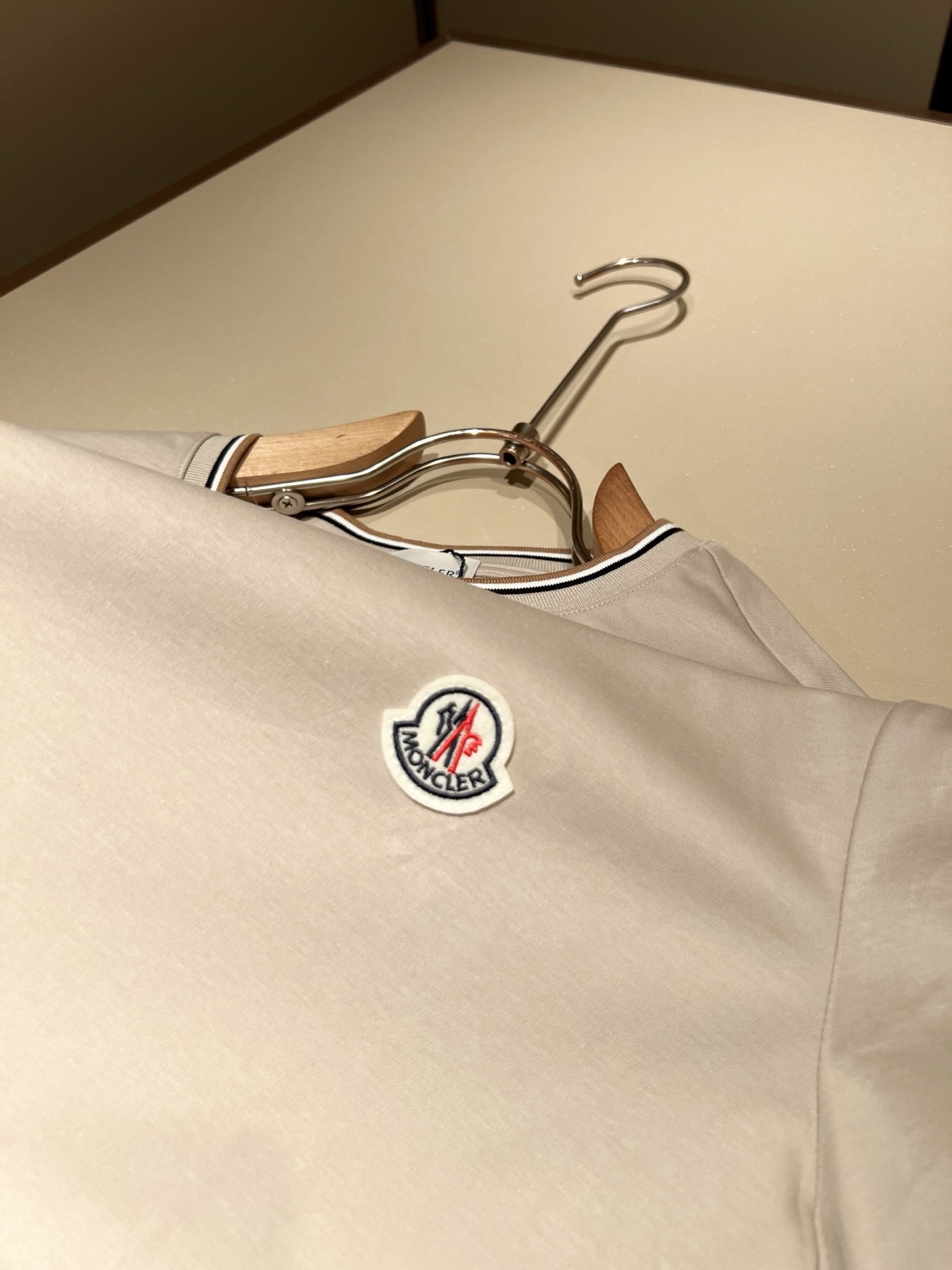 Moncler蒙家 2026春夏最新男女同款👫贸易订单短袖T恤，全品相！！网红款！采用logo图案徽章设