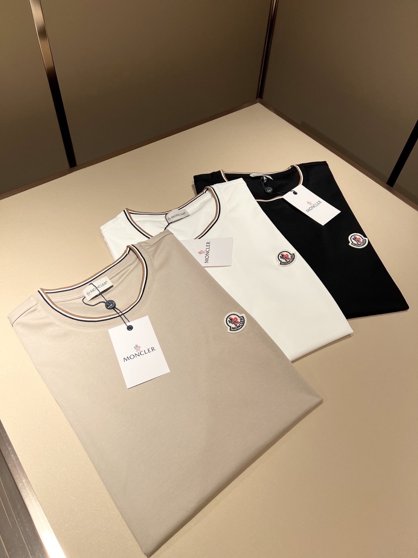 Moncler蒙家 2026春夏最新男女同款👫贸易订单短袖T恤，全品相！！网红款！采用logo图案徽章设