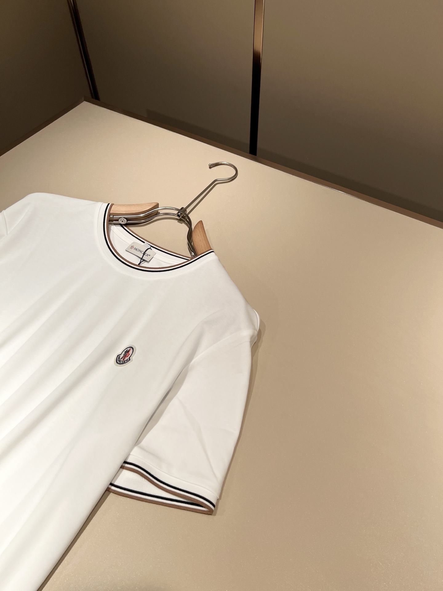 Moncler蒙家 2026春夏最新男女同款👫贸易订单短袖T恤，全品相！！网红款！采用logo图案徽章设