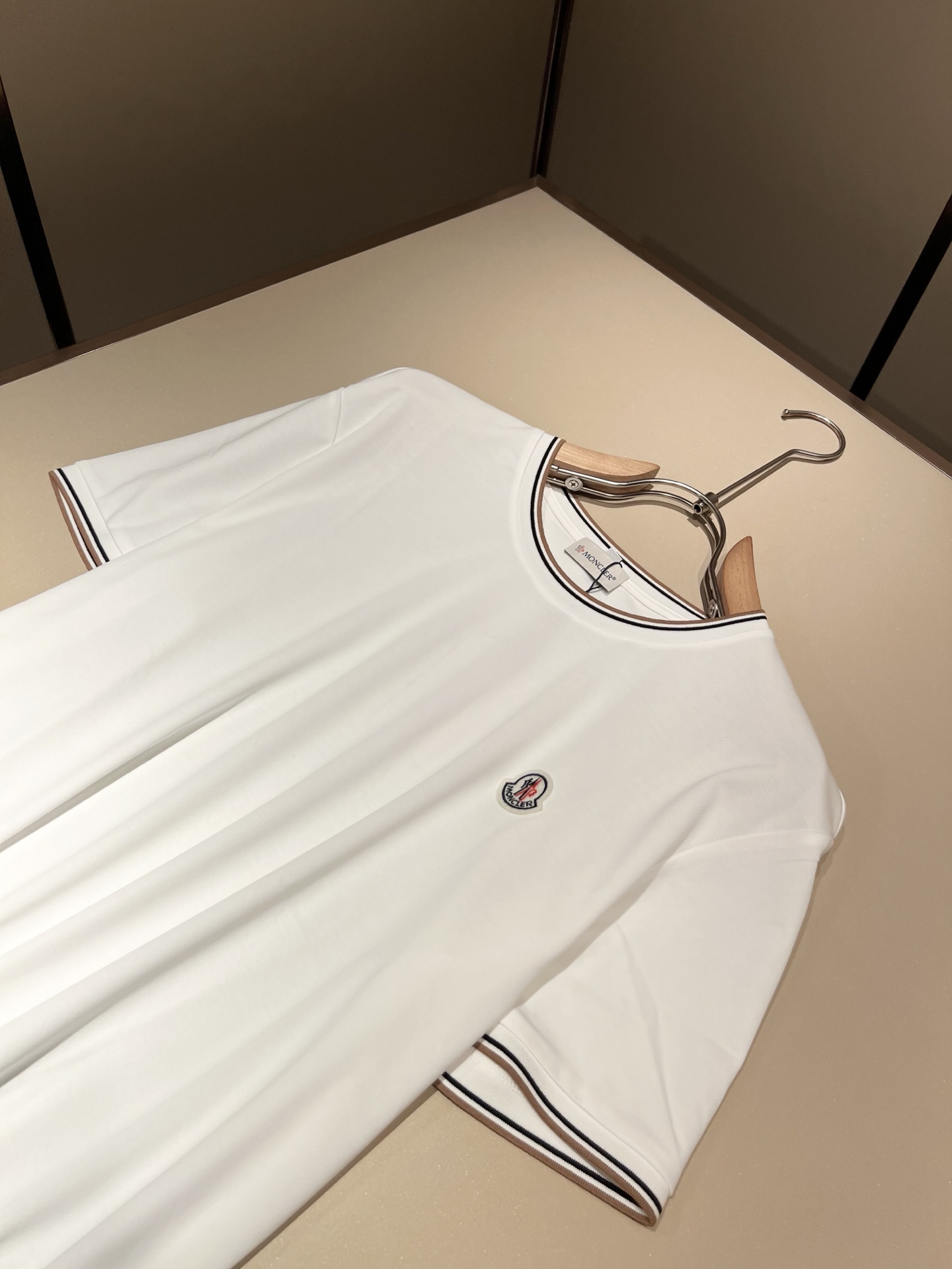 Moncler蒙家 2026春夏最新男女同款👫贸易订单短袖T恤，全品相！！网红款！采用logo图案徽章设