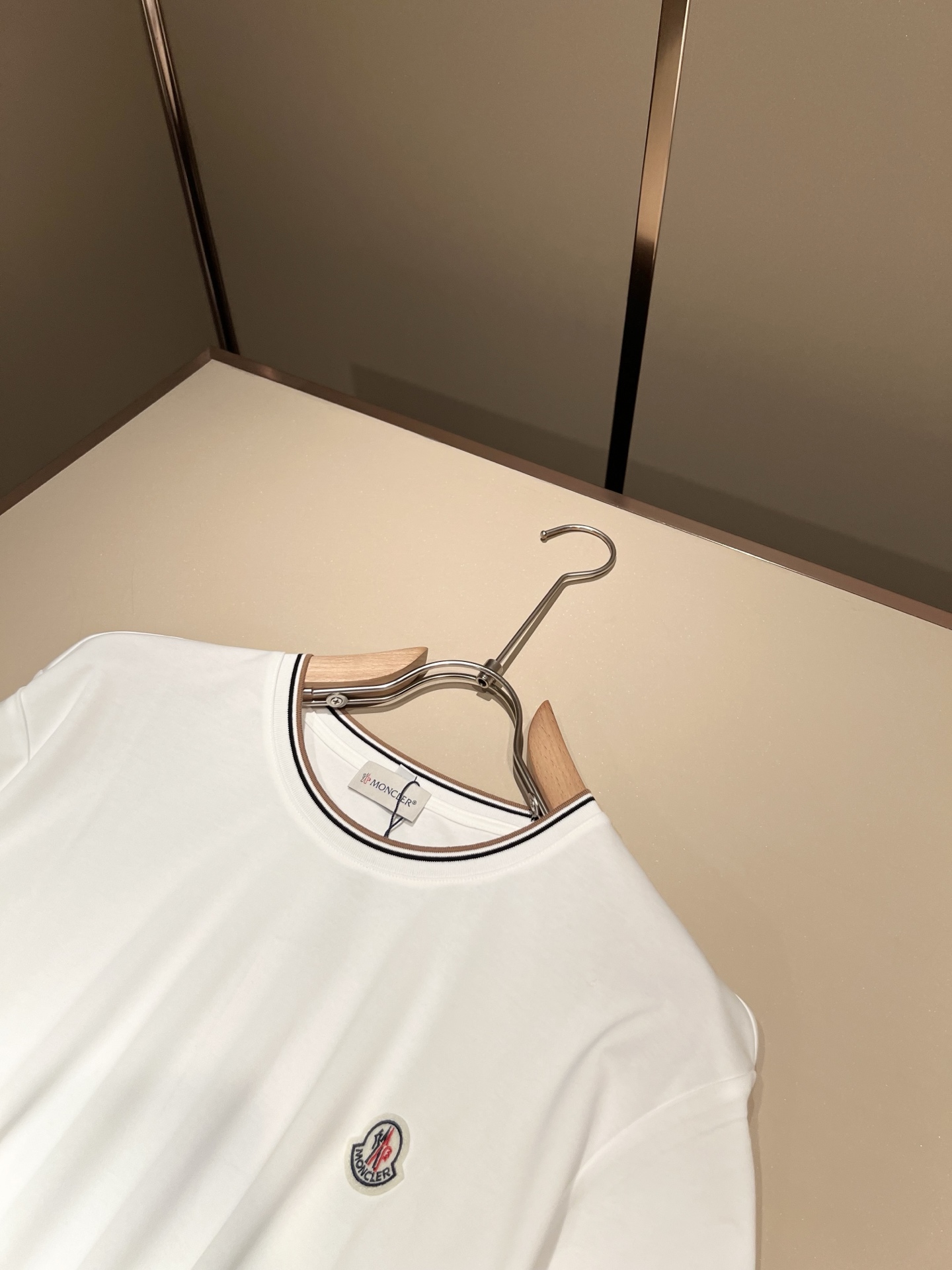 Moncler蒙家 2026春夏最新男女同款👫贸易订单短袖T恤，全品相！！网红款！采用logo图案徽章设