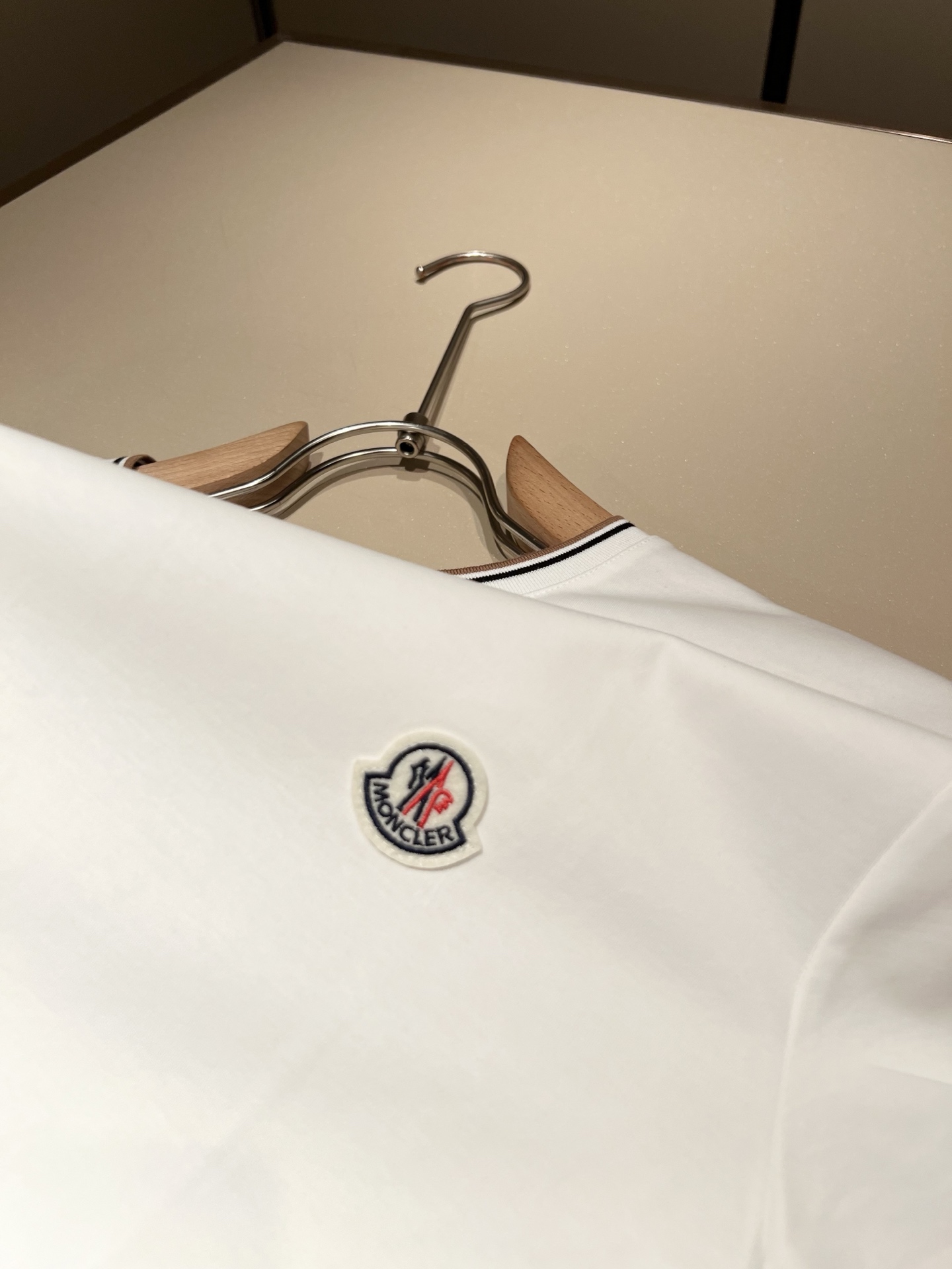 Moncler蒙家 2026春夏最新男女同款👫贸易订单短袖T恤，全品相！！网红款！采用logo图案徽章设