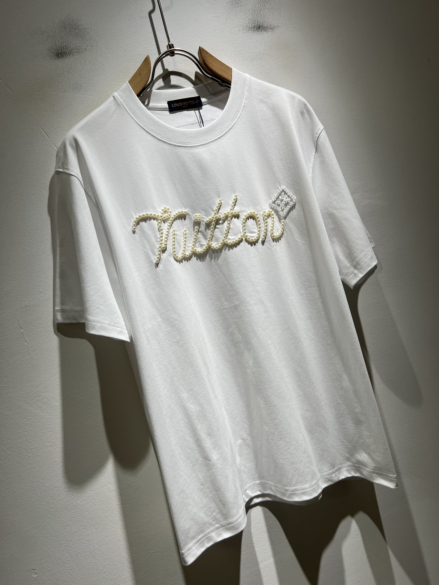 LouisVuitt*路易*登 2026春夏全新系列单品上线，非常时髦前卫的一款男女同款短袖T恤，标识l