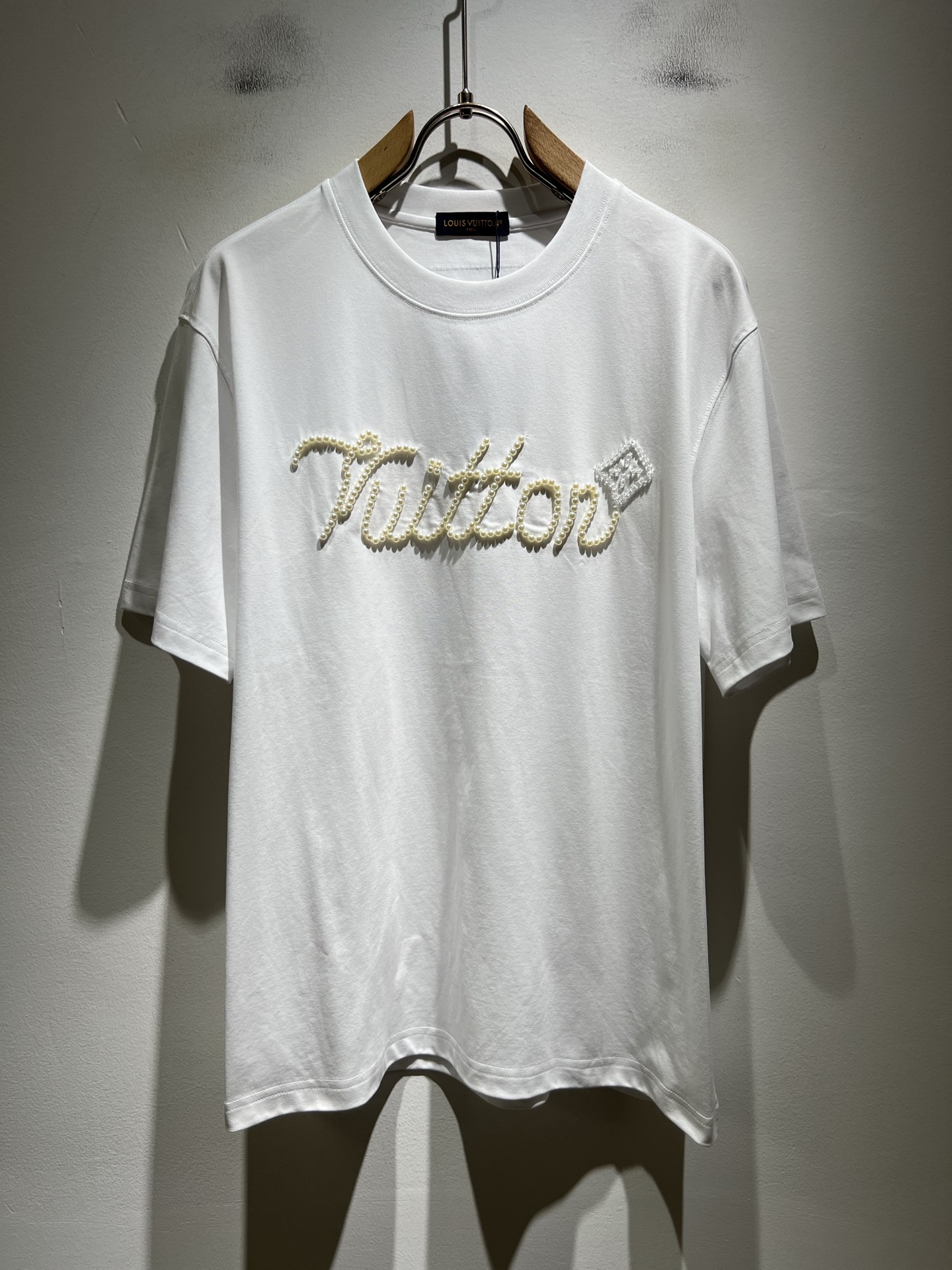 LouisVuitt*路易*登 2026春夏全新系列单品上线，非常时髦前卫的一款男女同款短袖T恤，标识l