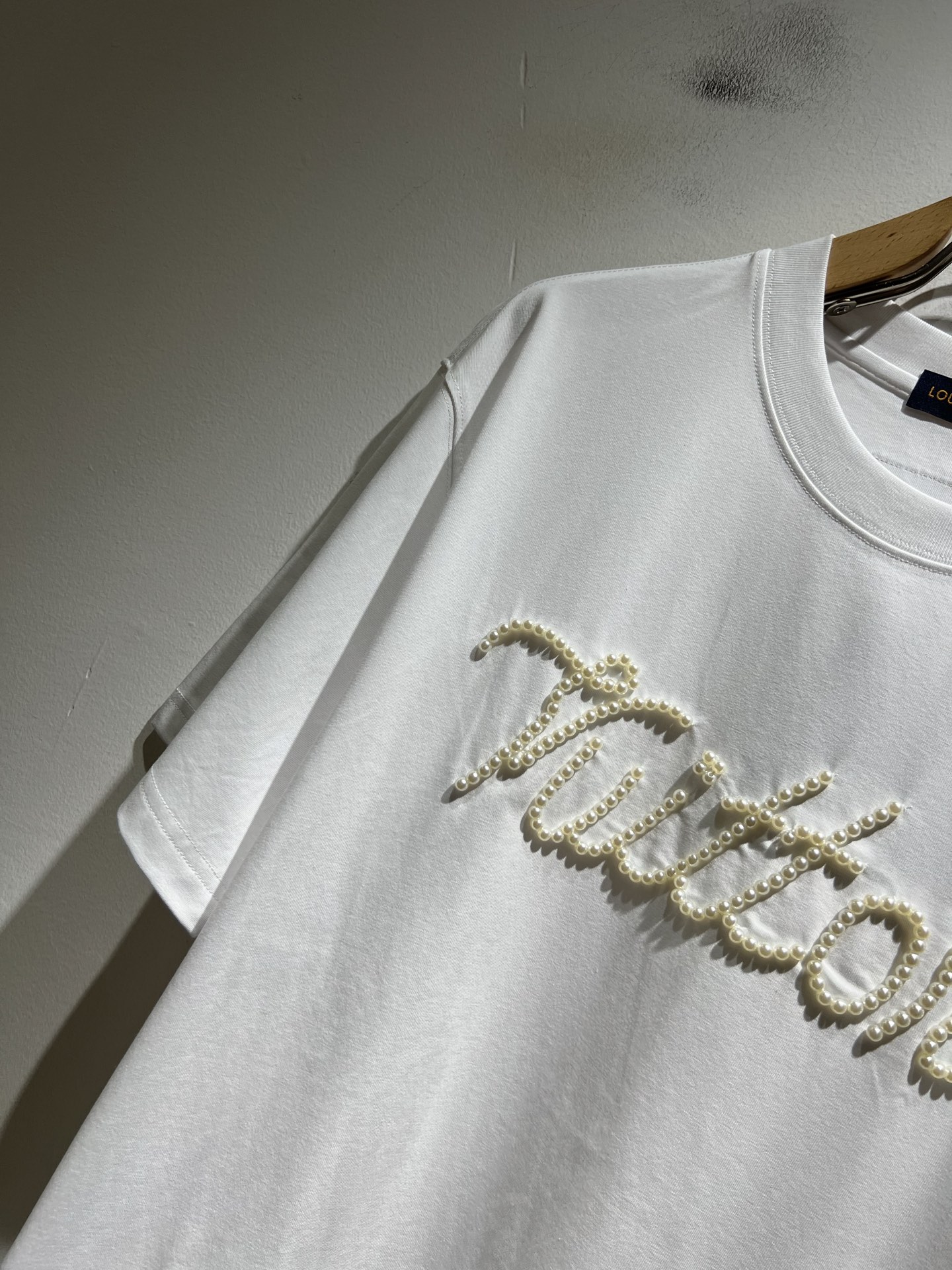 LouisVuitt*路易*登 2026春夏全新系列单品上线，非常时髦前卫的一款男女同款短袖T恤，标识l