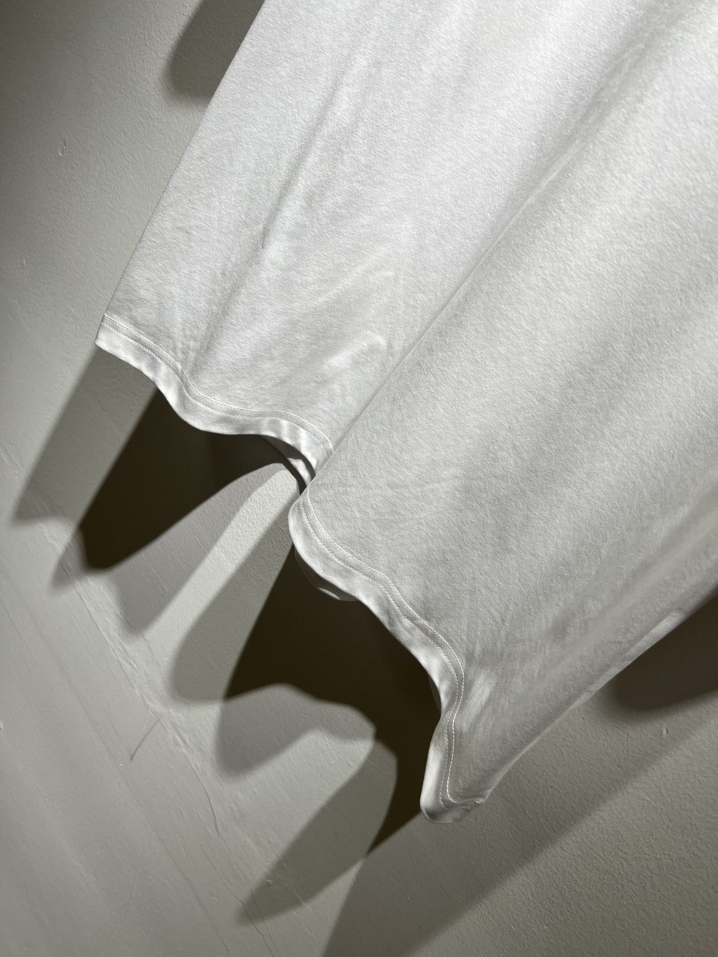 LouisVuitt*路易*登 2026春夏全新系列单品上线，非常时髦前卫的一款男女同款短袖T恤，标识l