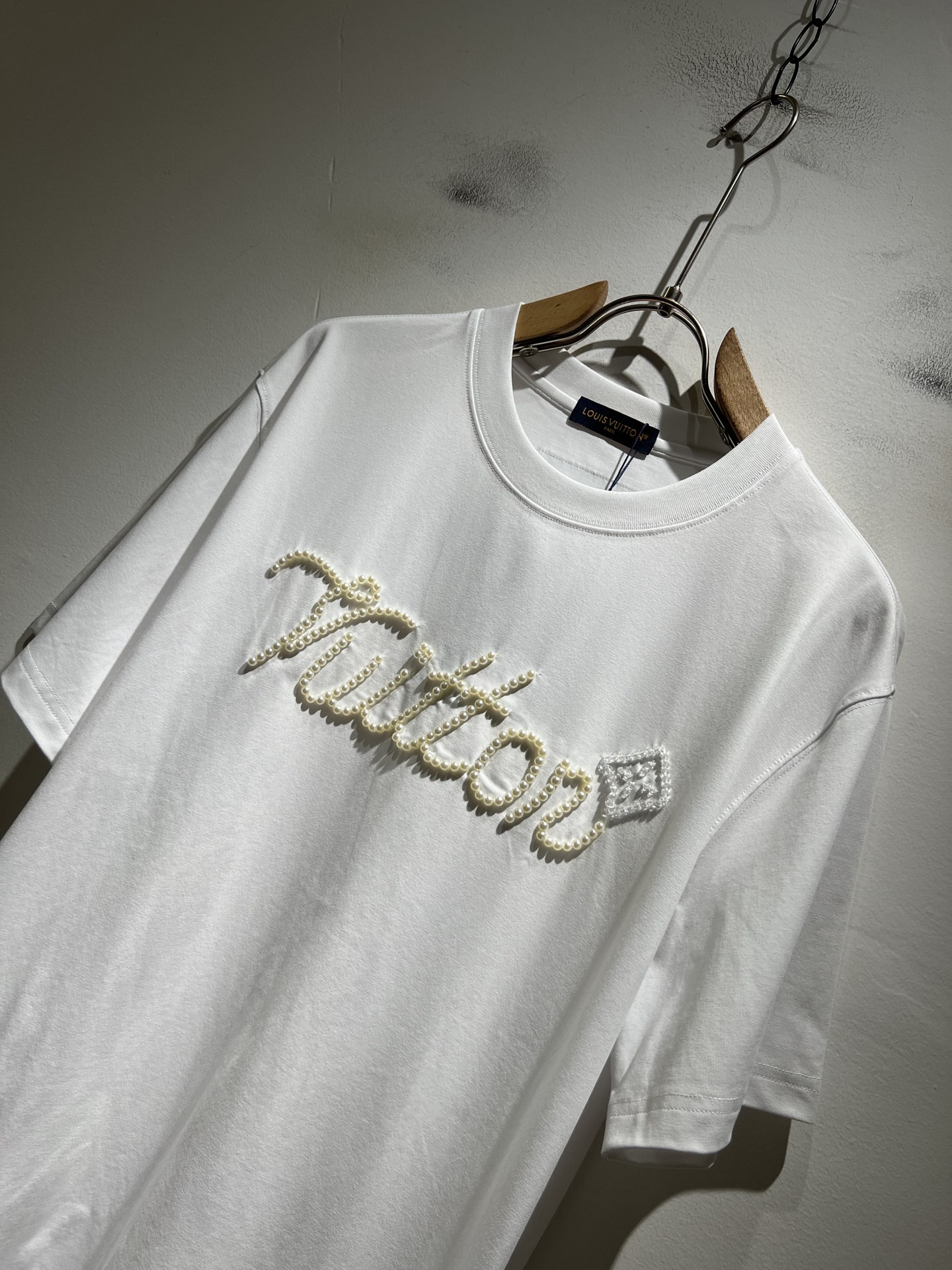 LouisVuitt*路易*登 2026春夏全新系列单品上线，非常时髦前卫的一款男女同款短袖T恤，标识l