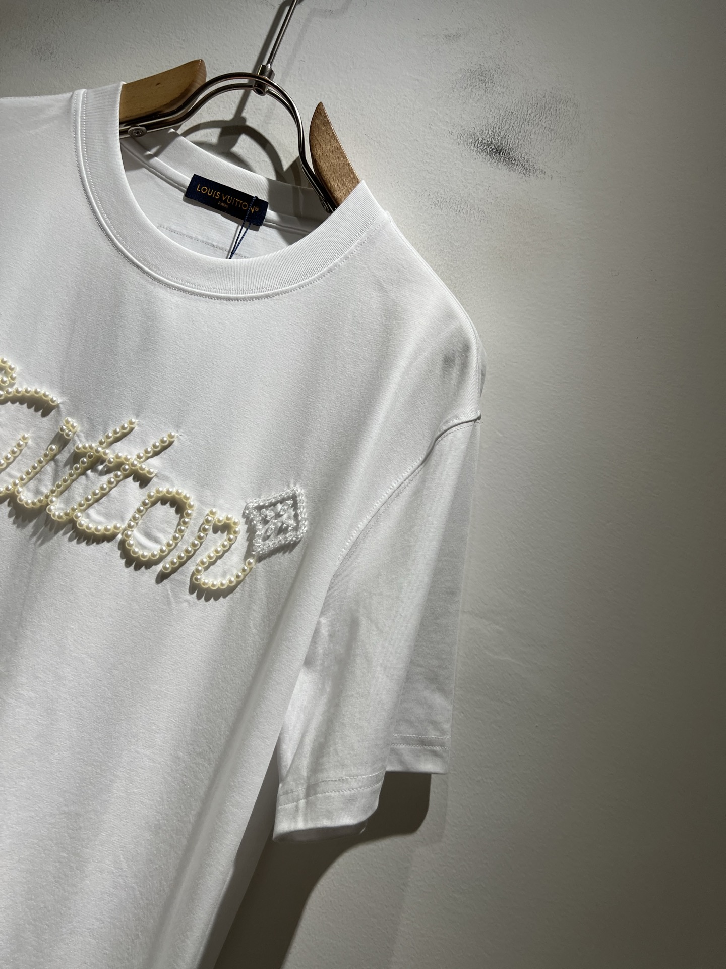 LouisVuitt*路易*登 2026春夏全新系列单品上线，非常时髦前卫的一款男女同款短袖T恤，标识l