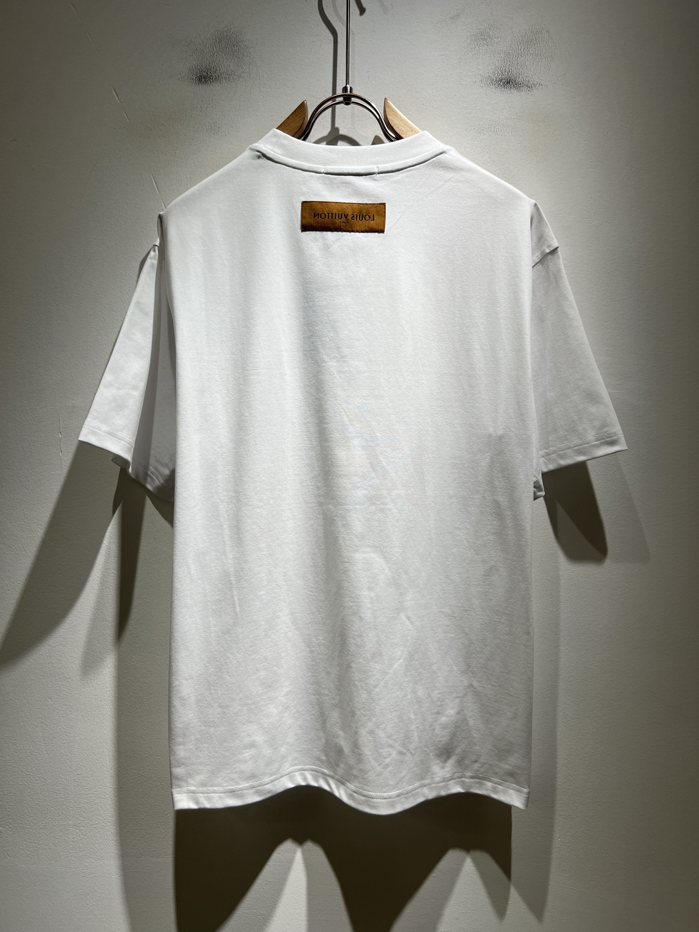 LouisVuitt*路易*登 2026春夏全新系列单品上线，非常时髦前卫的一款男女同款短袖T恤，标识l