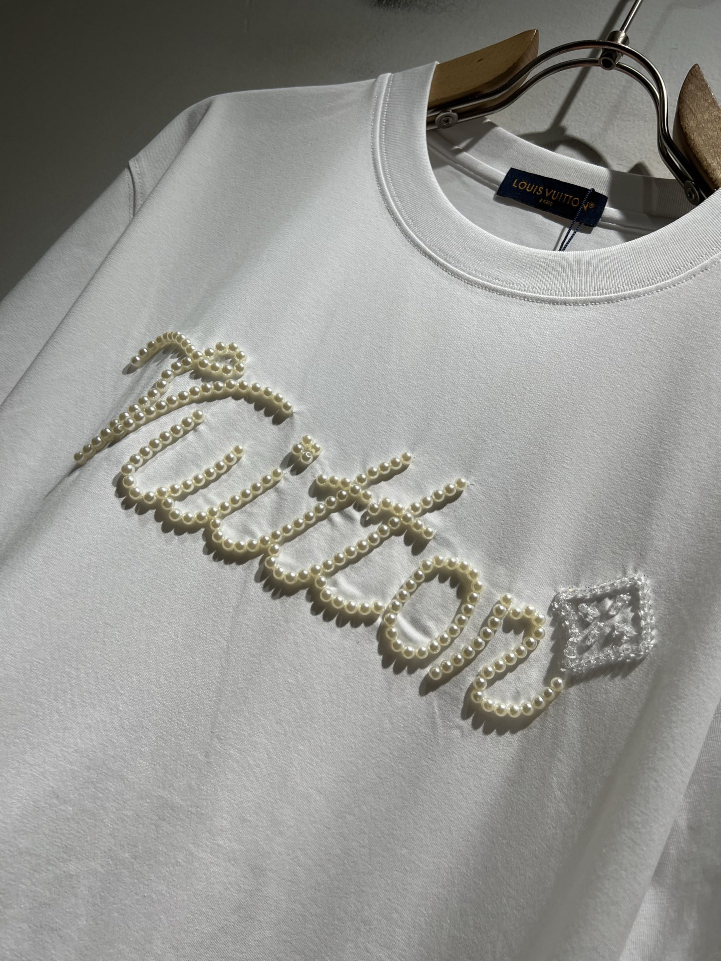 LouisVuitt*路易*登 2026春夏全新系列单品上线，非常时髦前卫的一款男女同款短袖T恤，标识l