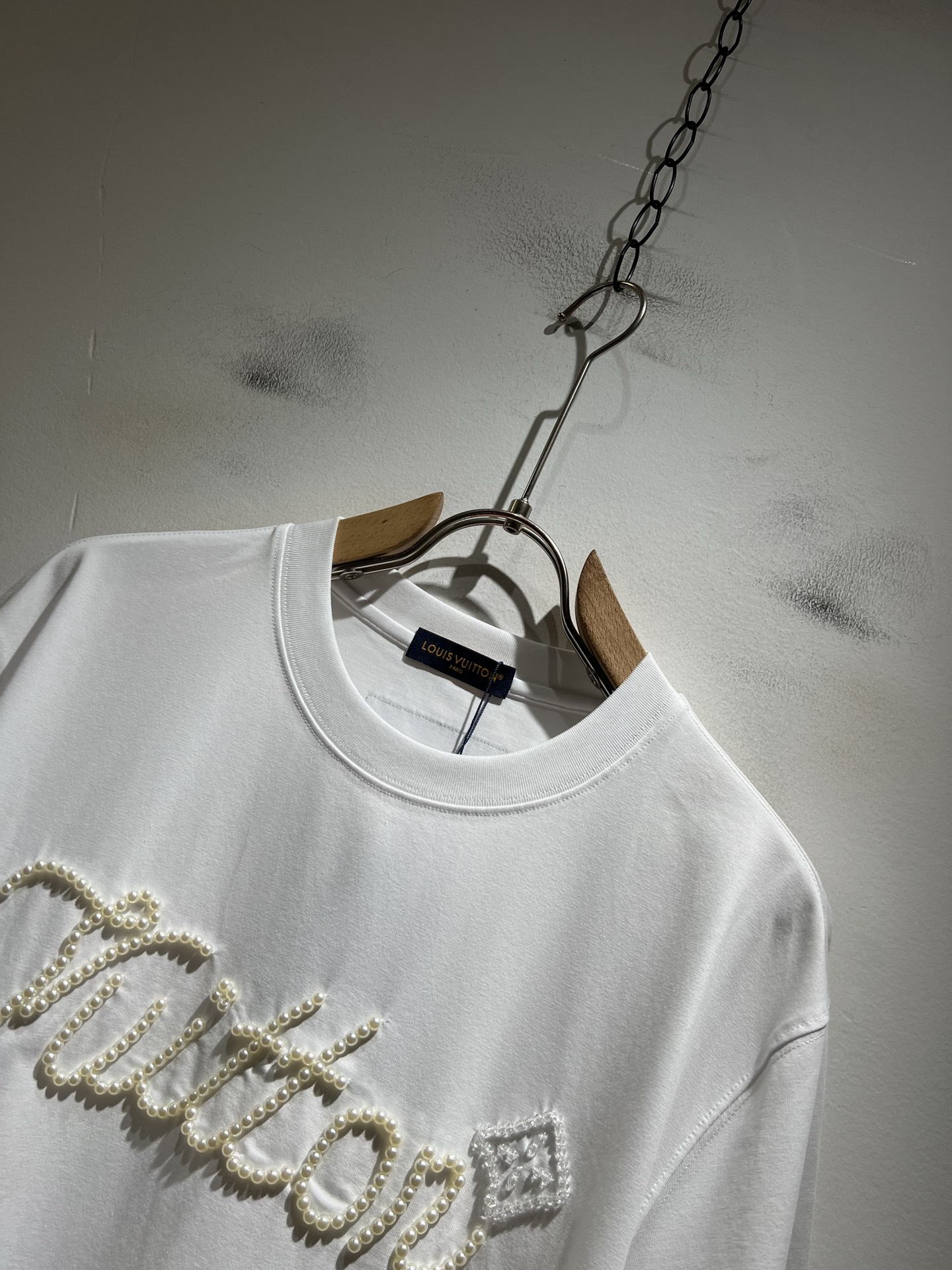 LouisVuitt*路易*登 2026春夏全新系列单品上线，非常时髦前卫的一款男女同款短袖T恤，标识l