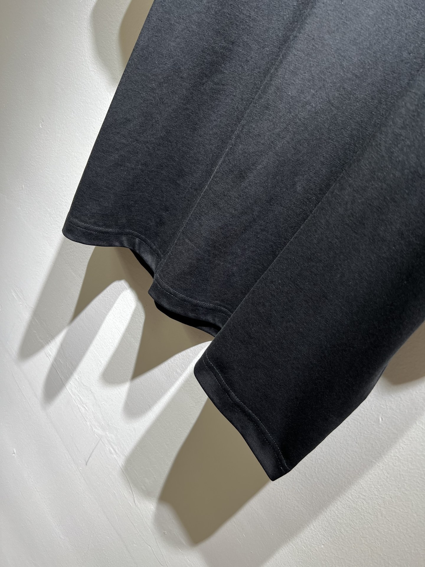 LouisVuitt*路易*登 2026春夏全新系列单品上线，非常时髦前卫的一款男女同款短袖T恤，标识l