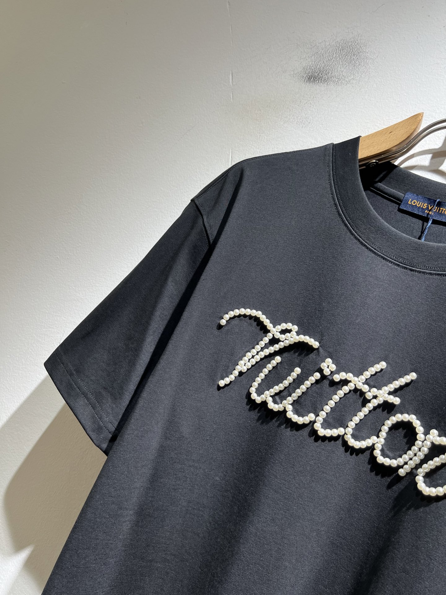 LouisVuitt*路易*登 2026春夏全新系列单品上线，非常时髦前卫的一款男女同款短袖T恤，标识l