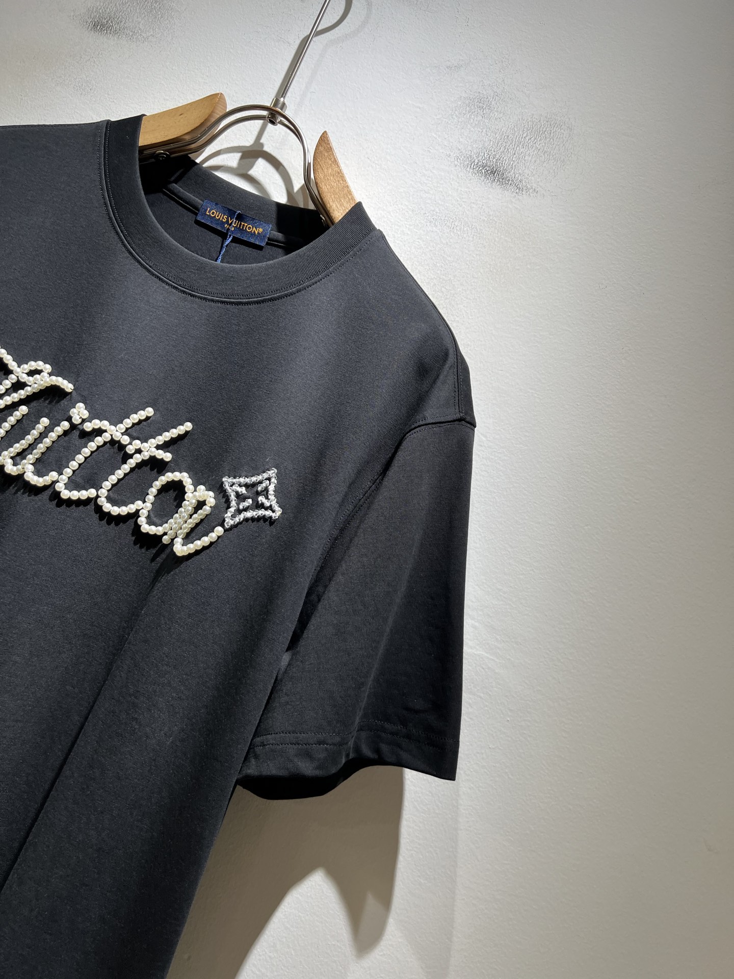 LouisVuitt*路易*登 2026春夏全新系列单品上线，非常时髦前卫的一款男女同款短袖T恤，标识l