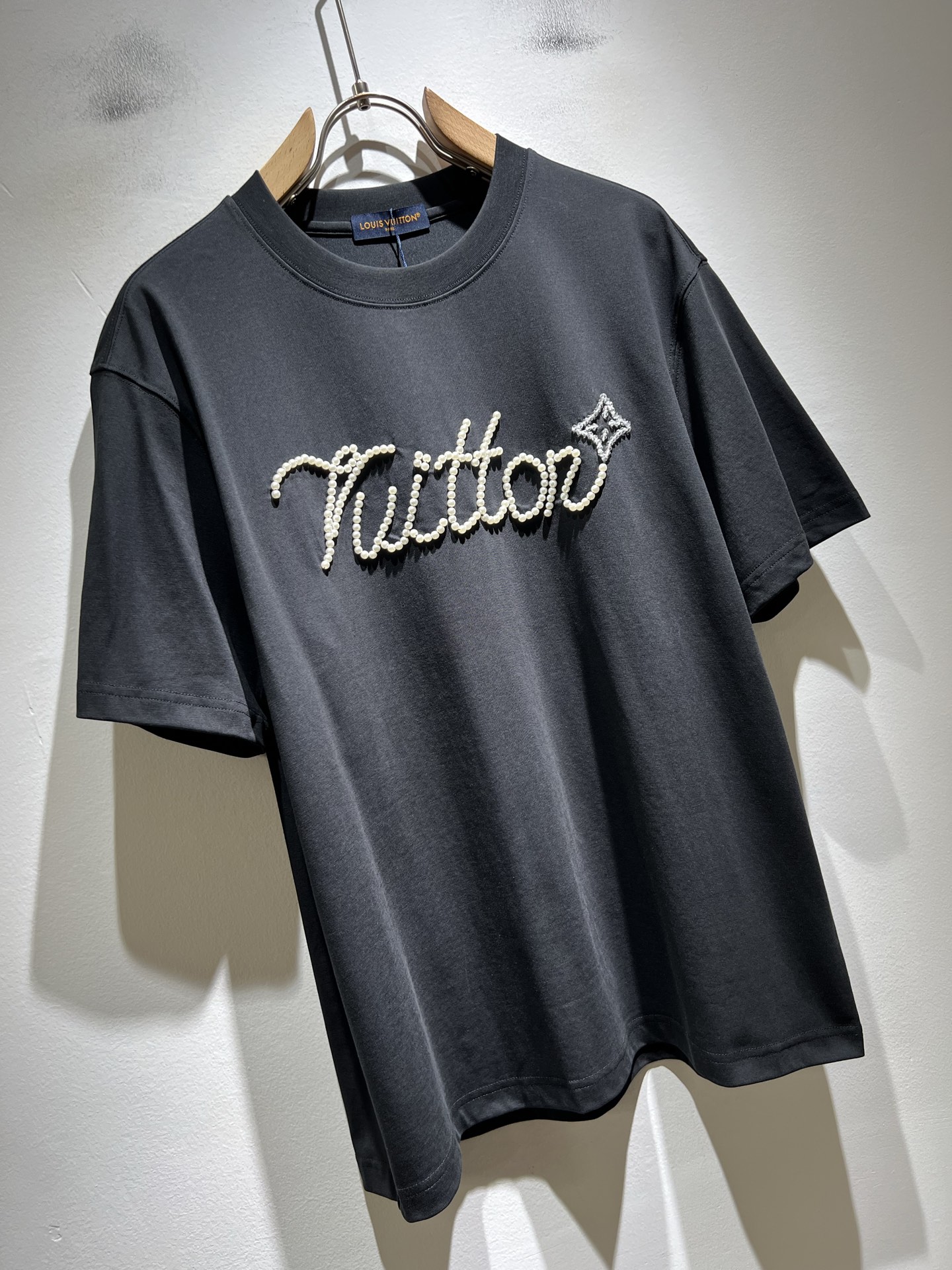 LouisVuitt*路易*登 2026春夏全新系列单品上线，非常时髦前卫的一款男女同款短袖T恤，标识l