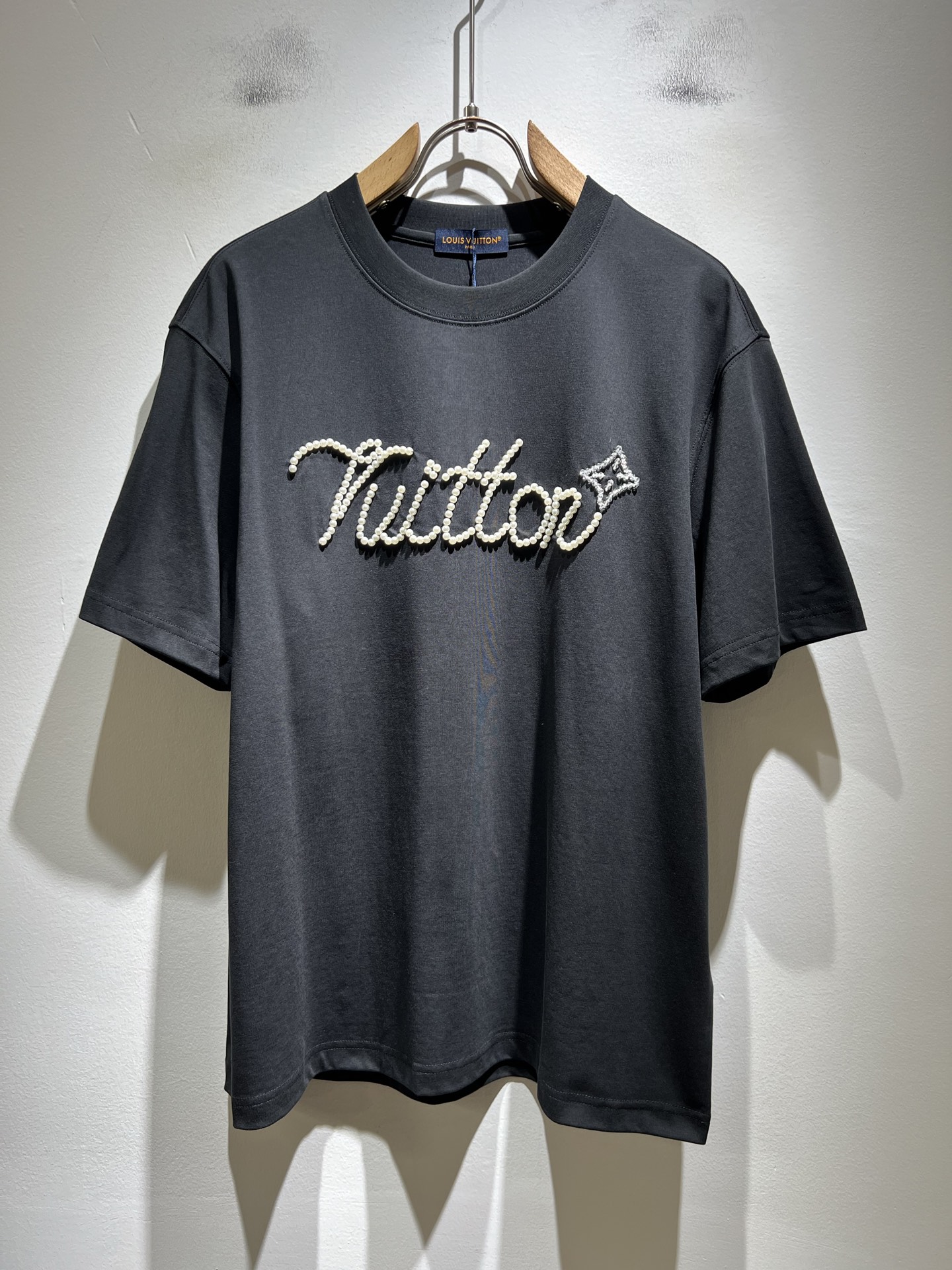LouisVuitt*路易*登 2026春夏全新系列单品上线，非常时髦前卫的一款男女同款短袖T恤，标识l