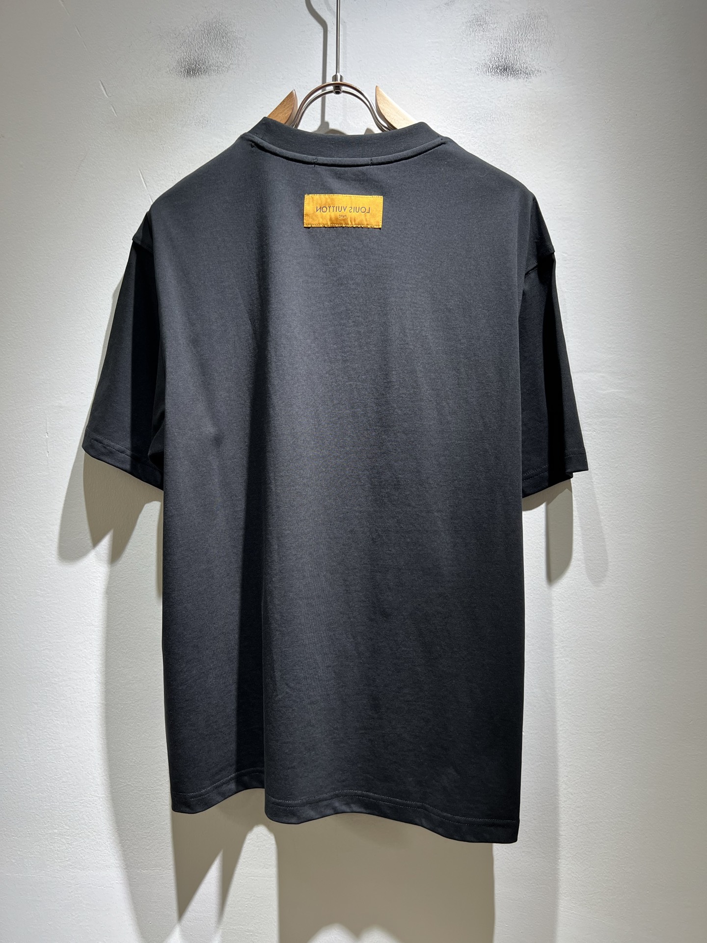 LouisVuitt*路易*登 2026春夏全新系列单品上线，非常时髦前卫的一款男女同款短袖T恤，标识l