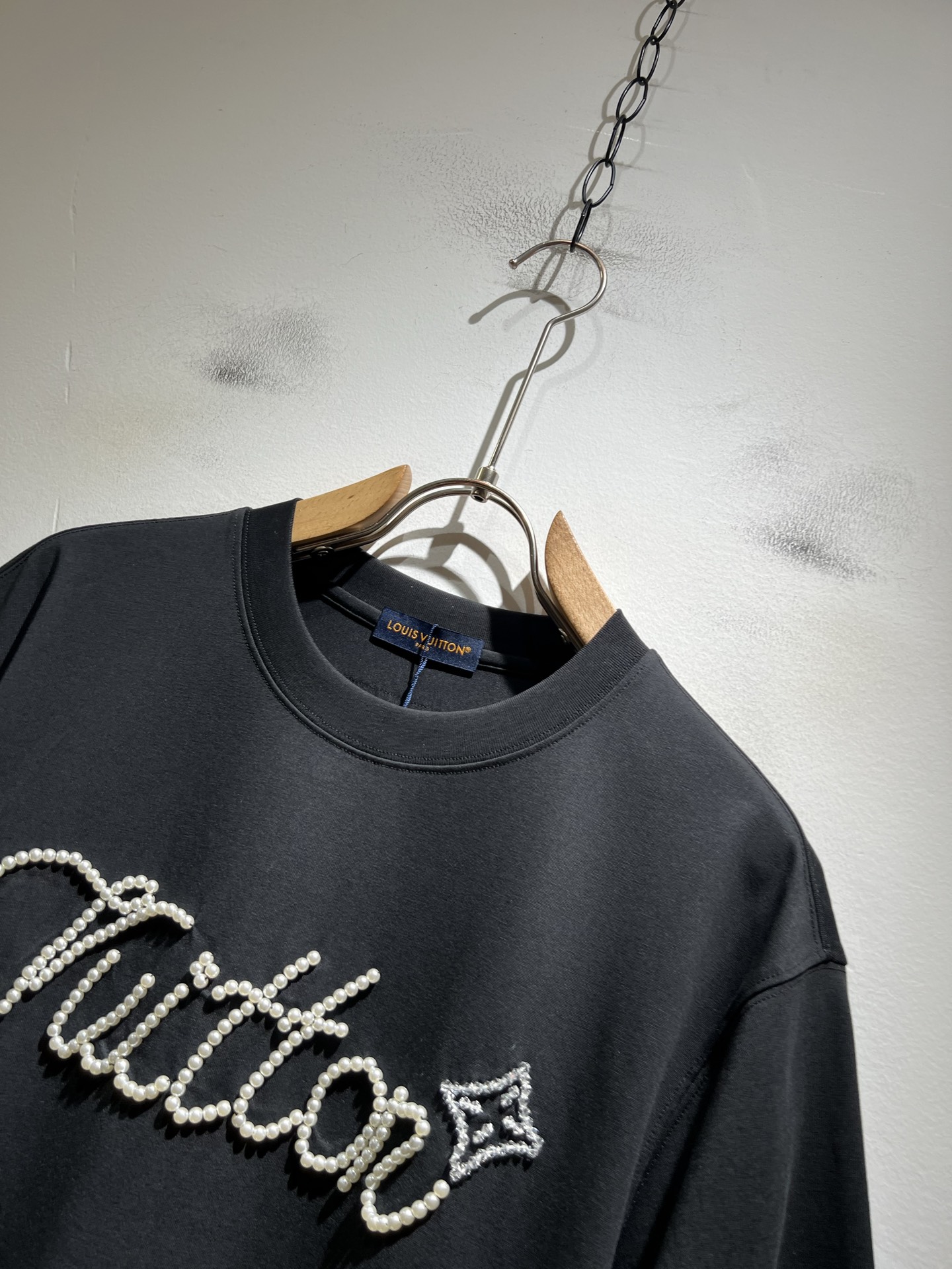 LouisVuitt*路易*登 2026春夏全新系列单品上线，非常时髦前卫的一款男女同款短袖T恤，标识l