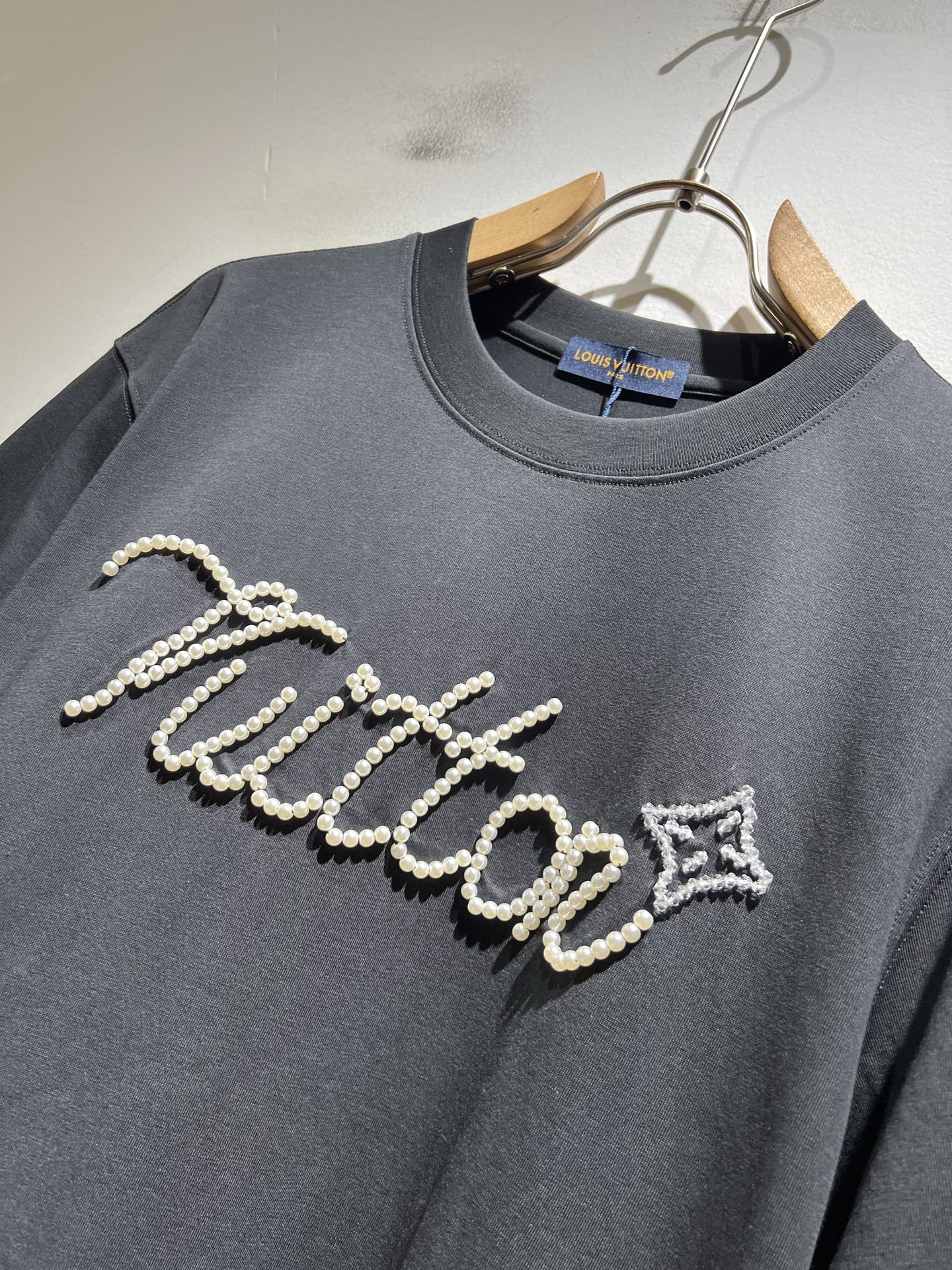 LouisVuitt*路易*登 2026春夏全新系列单品上线，非常时髦前卫的一款男女同款短袖T恤，标识l