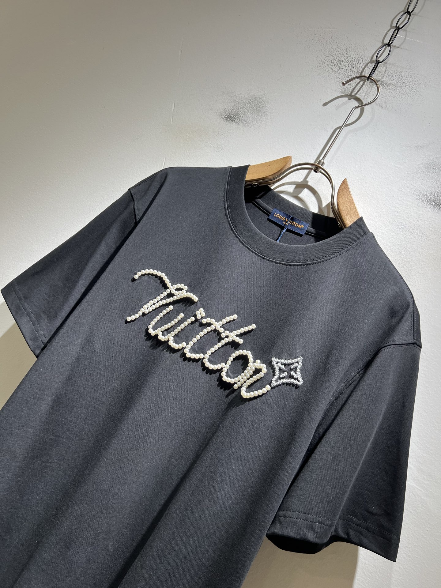 LouisVuitt*路易*登 2026春夏全新系列单品上线，非常时髦前卫的一款男女同款短袖T恤，标识l